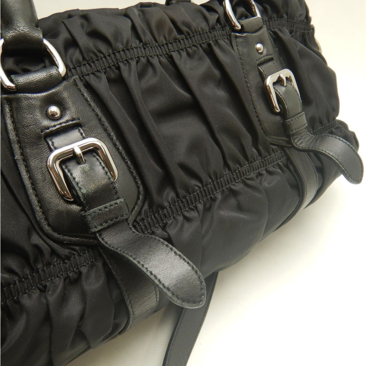 Prada Nero Nylon Handbag (Pre-Owned)