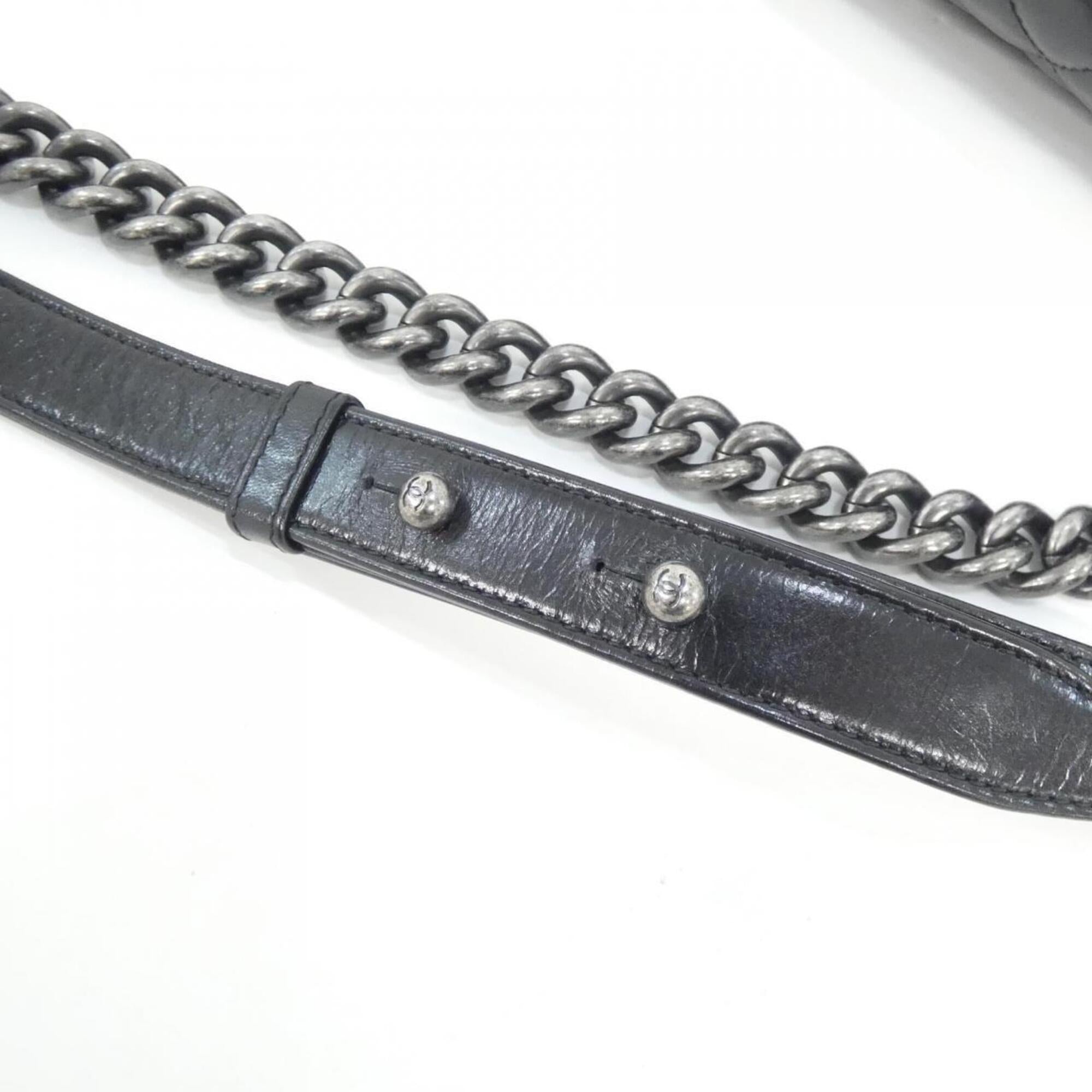 Chanel Black Leather Shoulder Bag (Pre-Owned)