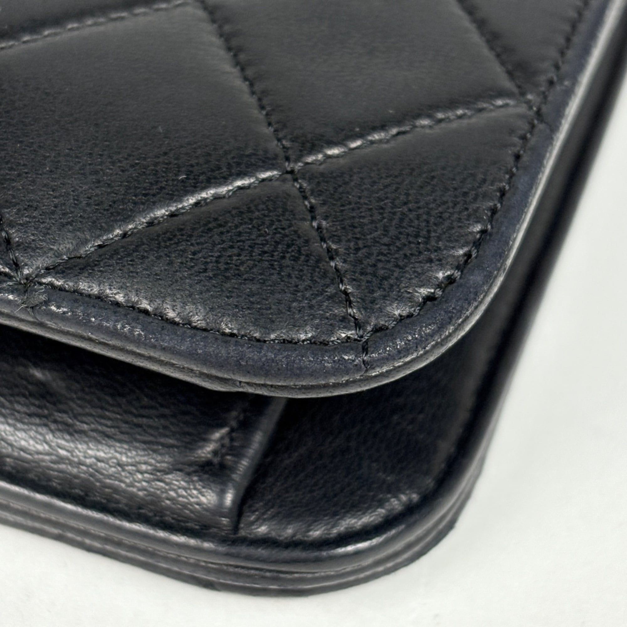Chanel Black Leather Shoulder Bag (Pre-Owned)
