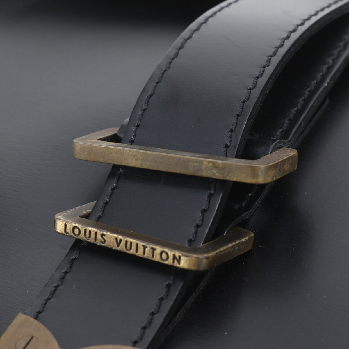 Louis Vuitton Noir Leather Messenger Bag Shoulder Bag (Pre-Owned)