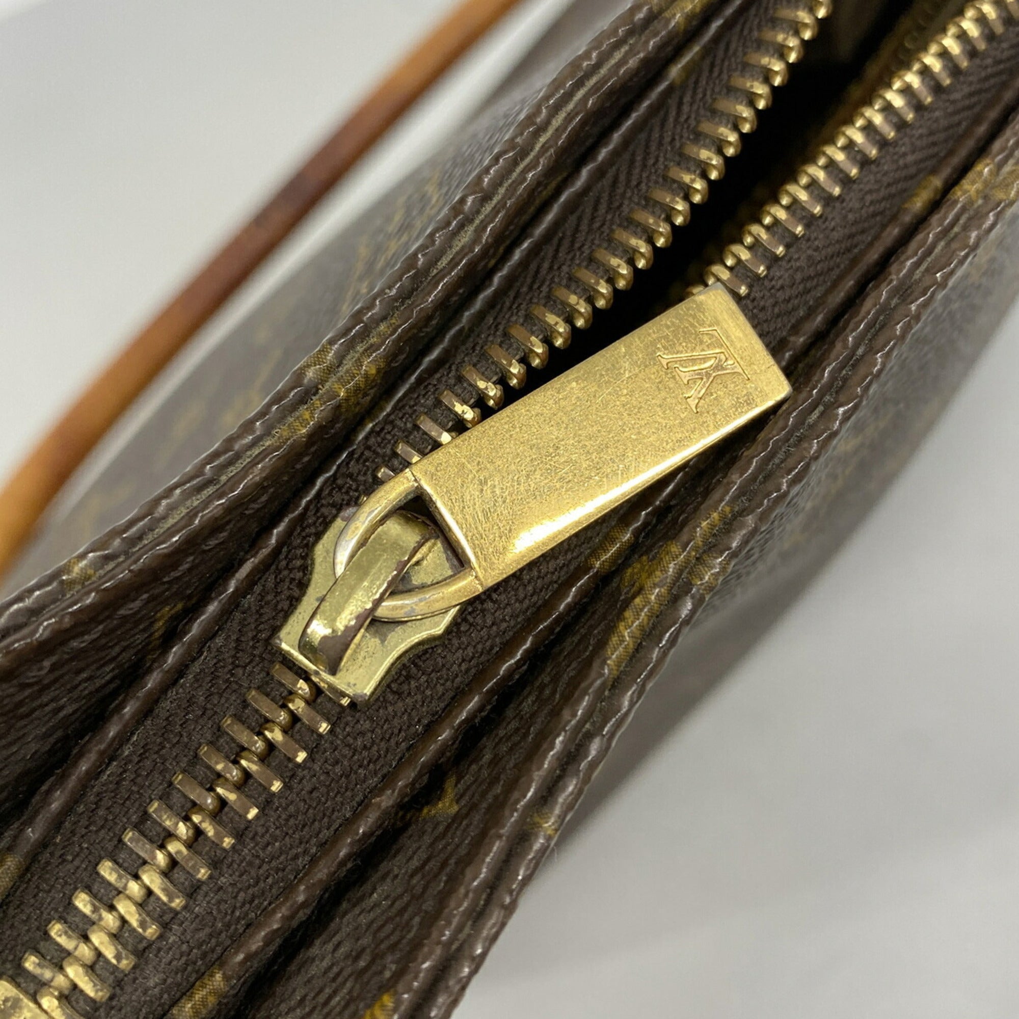 Louis Vuitton Brown Shoulder Bag (Pre-Owned)
