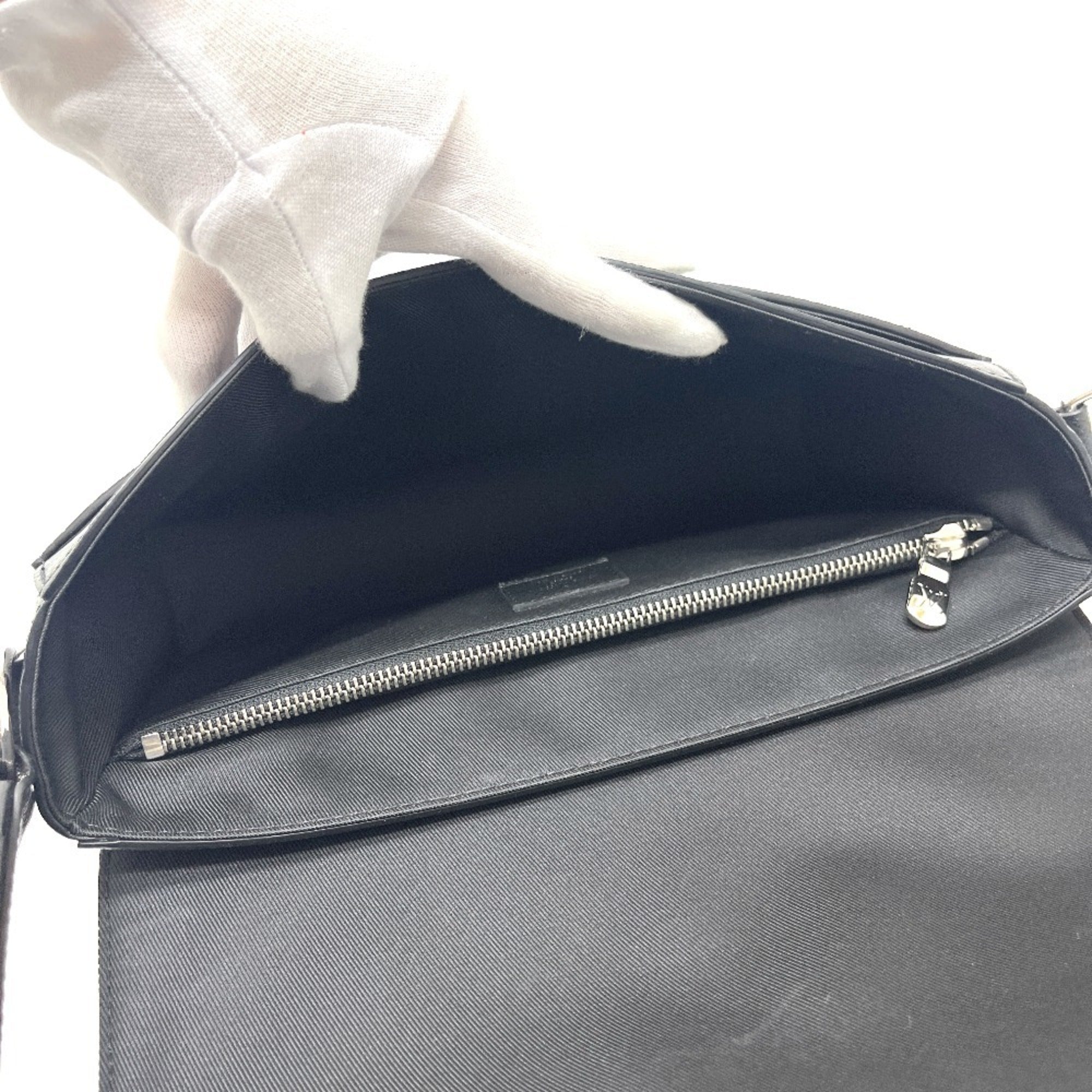 Louis Vuitton Black Noir Taiga Leather Pochette Shoulder Bag (Pre-Owned)