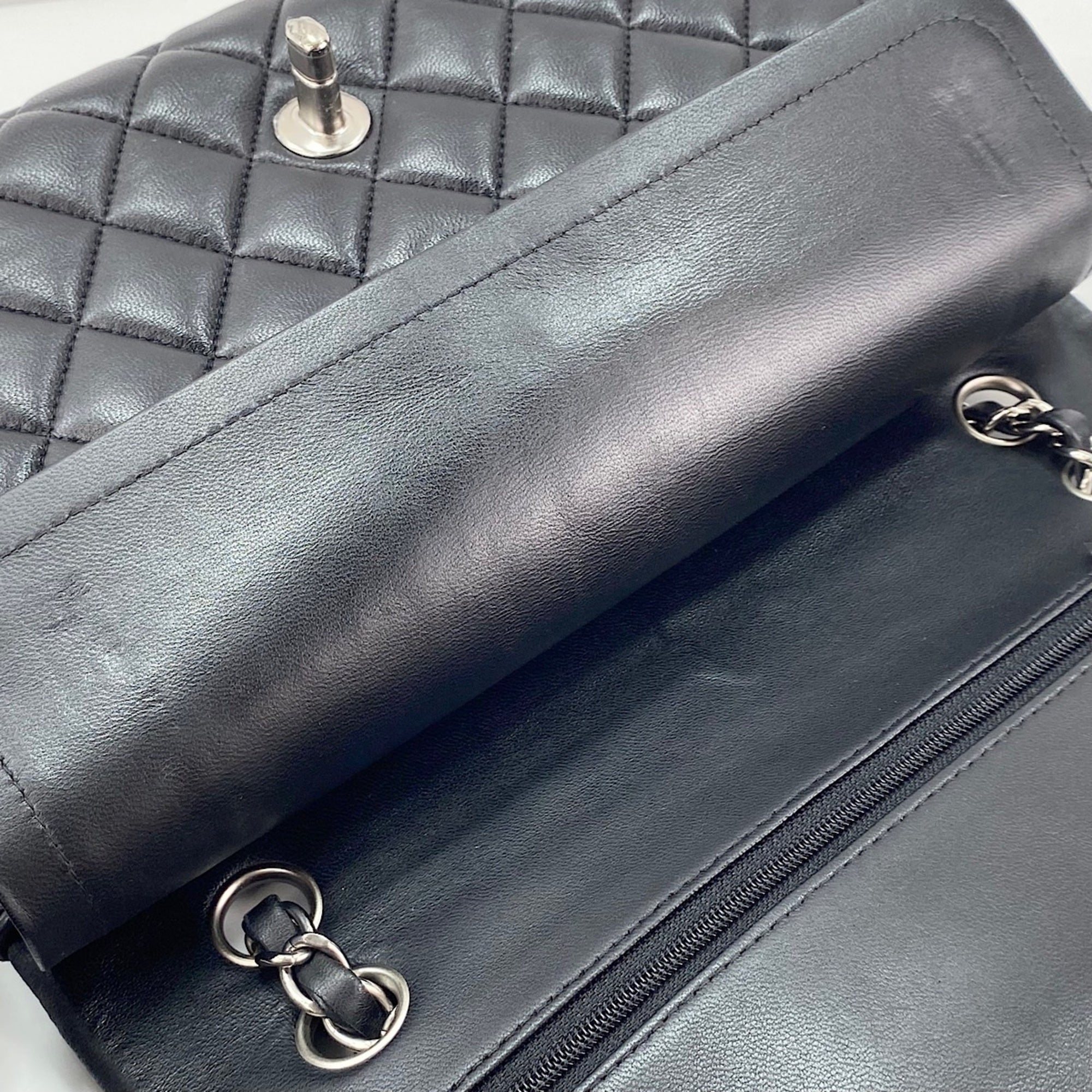 Chanel Black Shoulder Bag (Pre-Owned)