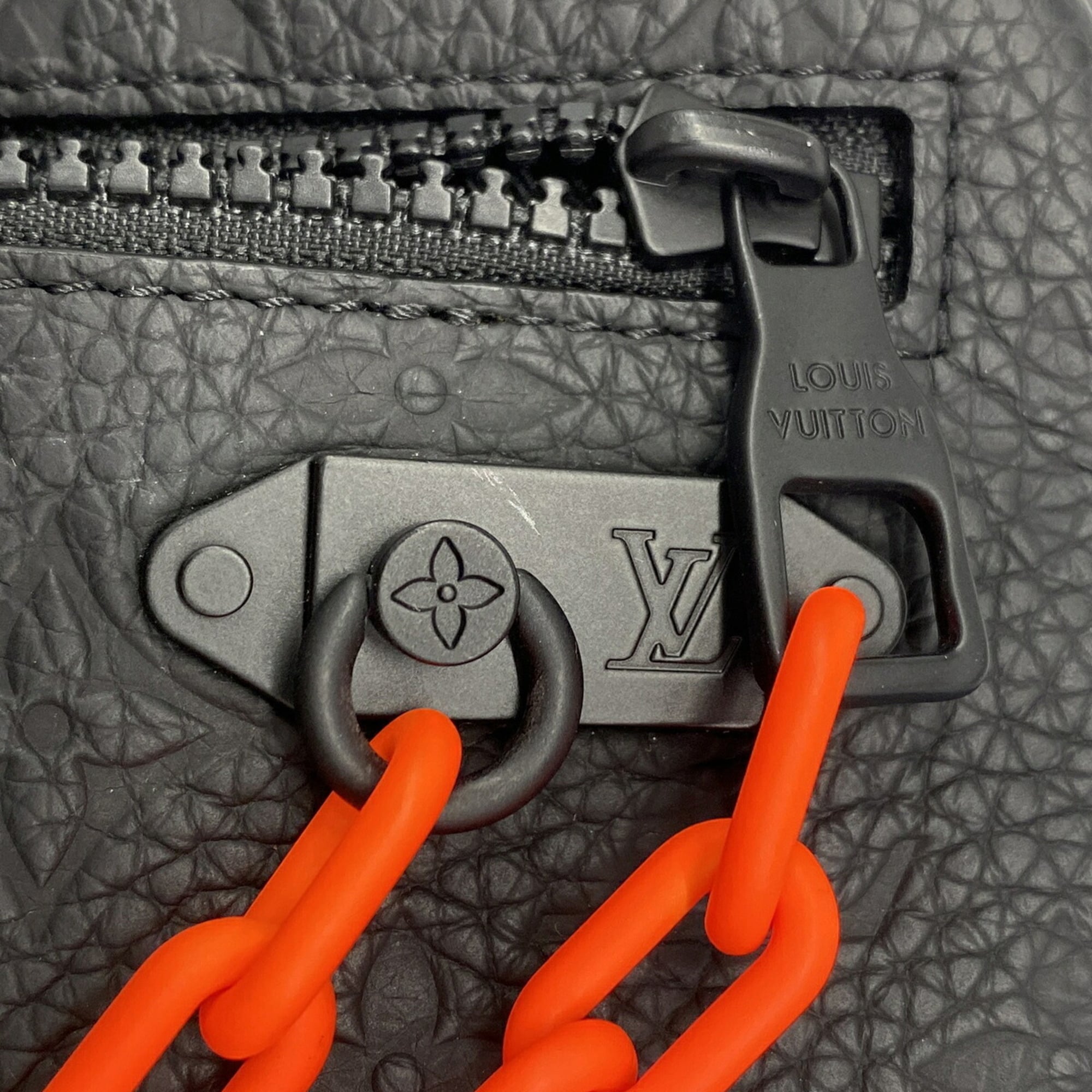 Louis Vuitton Noir Clutch Bag (Pre-Owned)