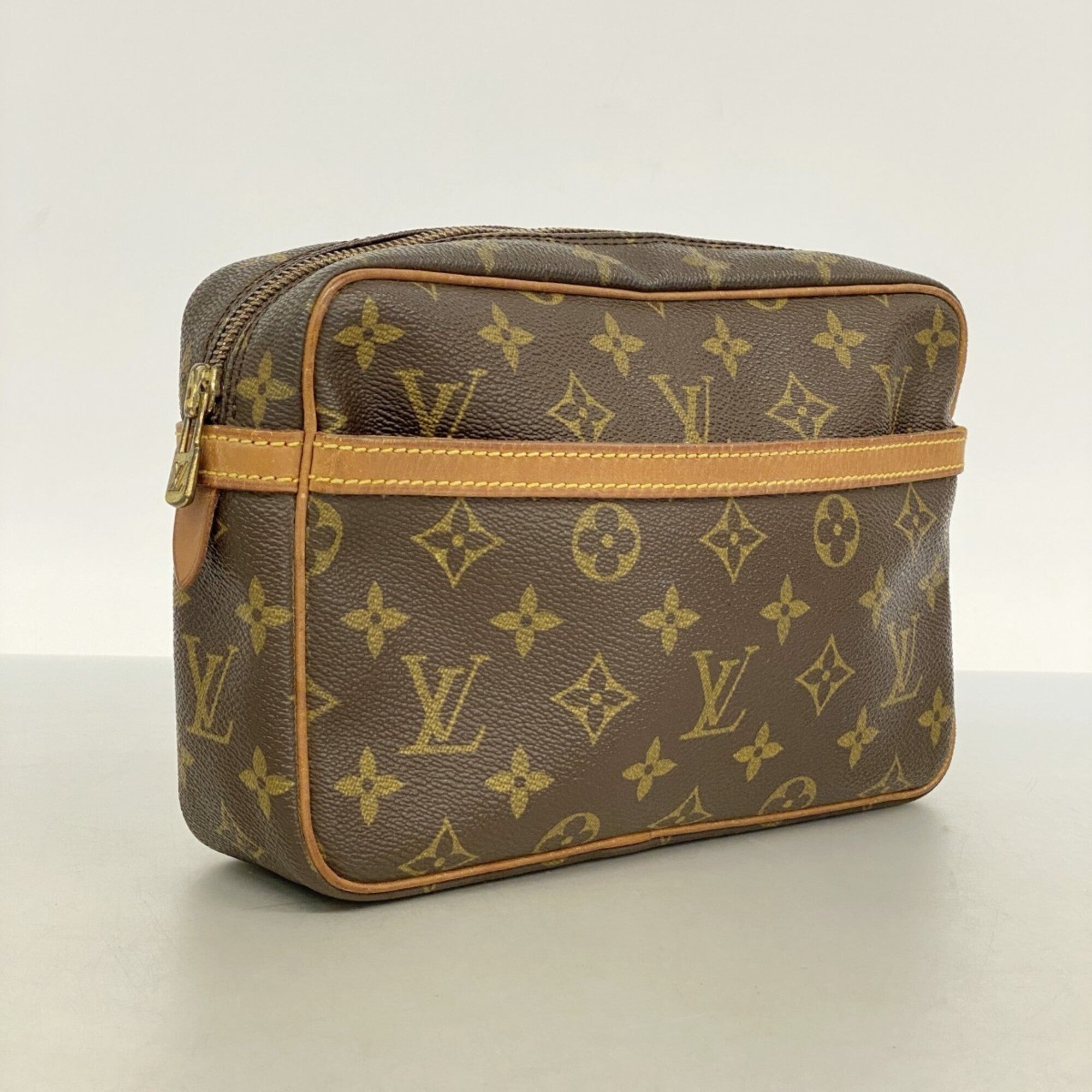 Louis Vuitton Brown Clutch Bag (Pre-Owned)