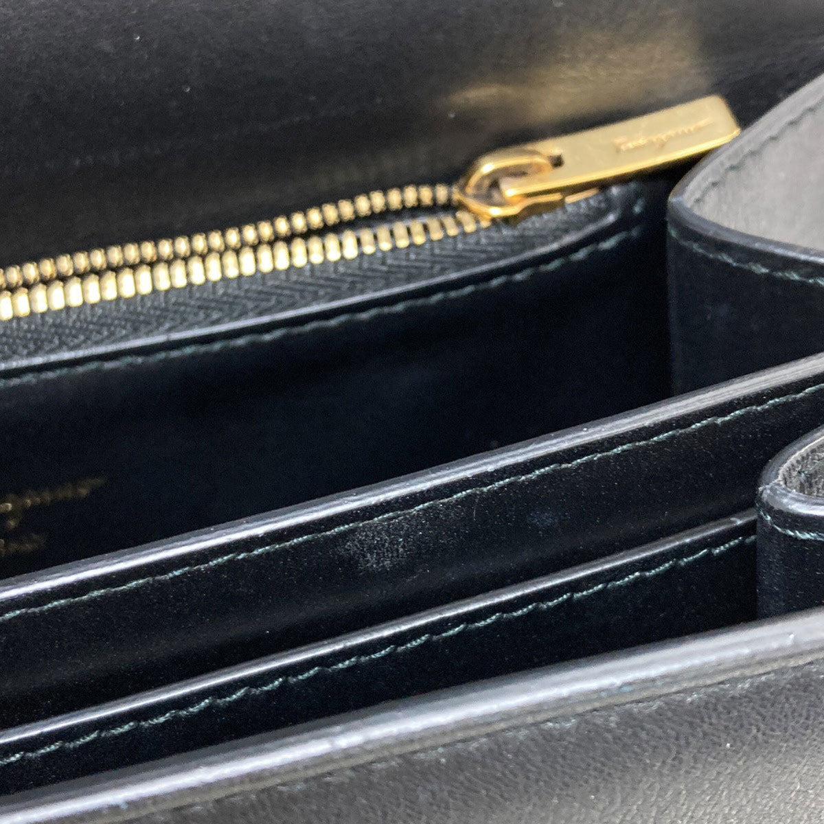 Salvatore Ferragamo Black Leather Shoulder Bag (Pre-Owned)