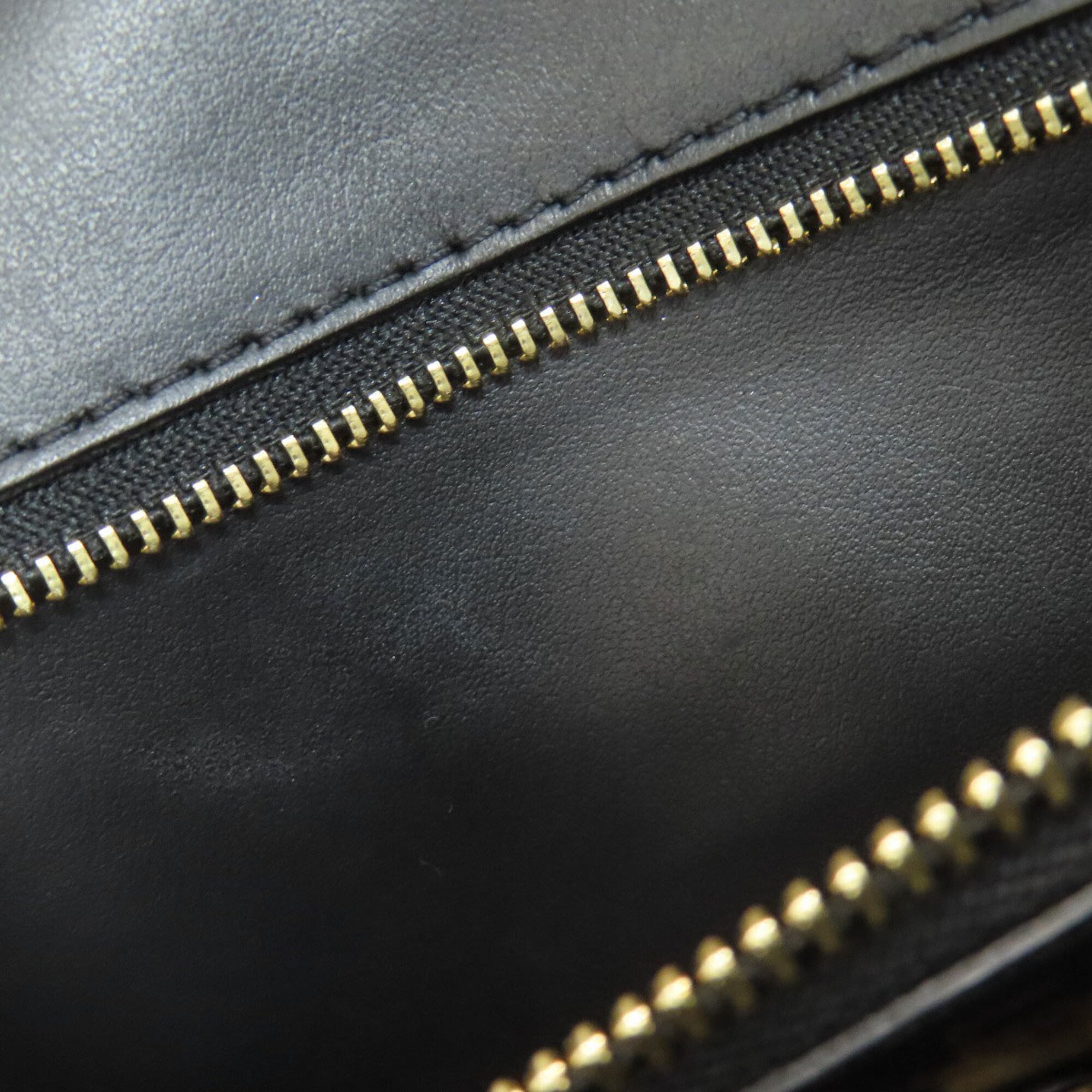 Salvatore Ferragamo Black Leather Shoulder Bag (Pre-Owned)