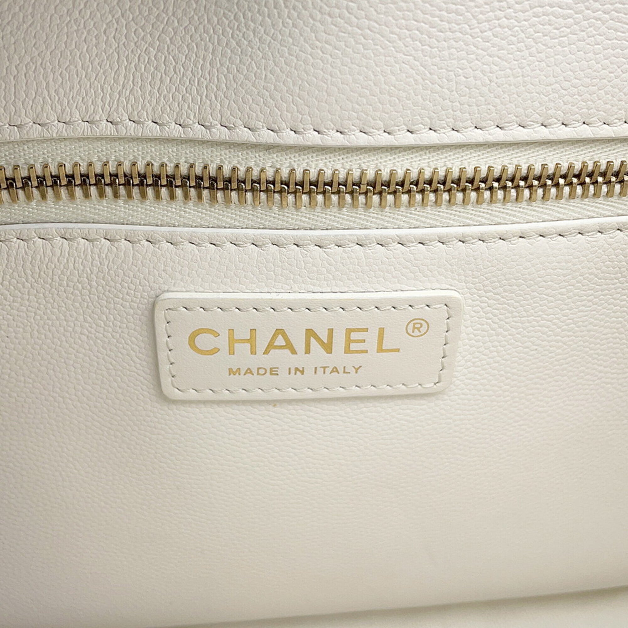 Chanel Matelasse White Grained Calfskin Handbag (Pre-Owned)