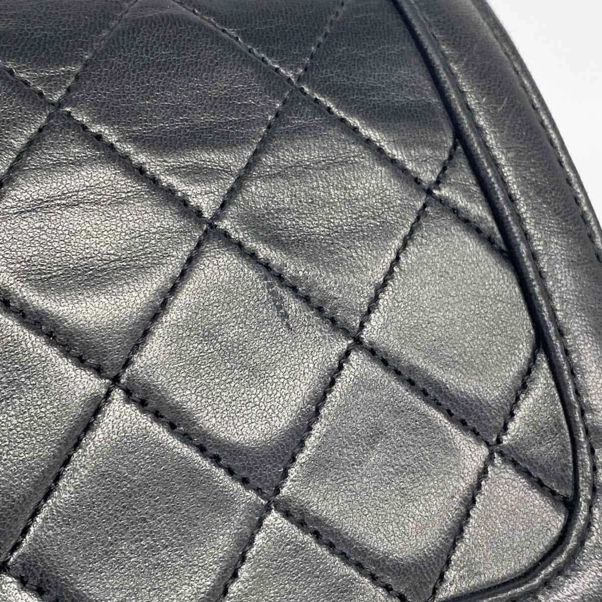 Chanel Black Leather Shoulder Bag (Pre-Owned)