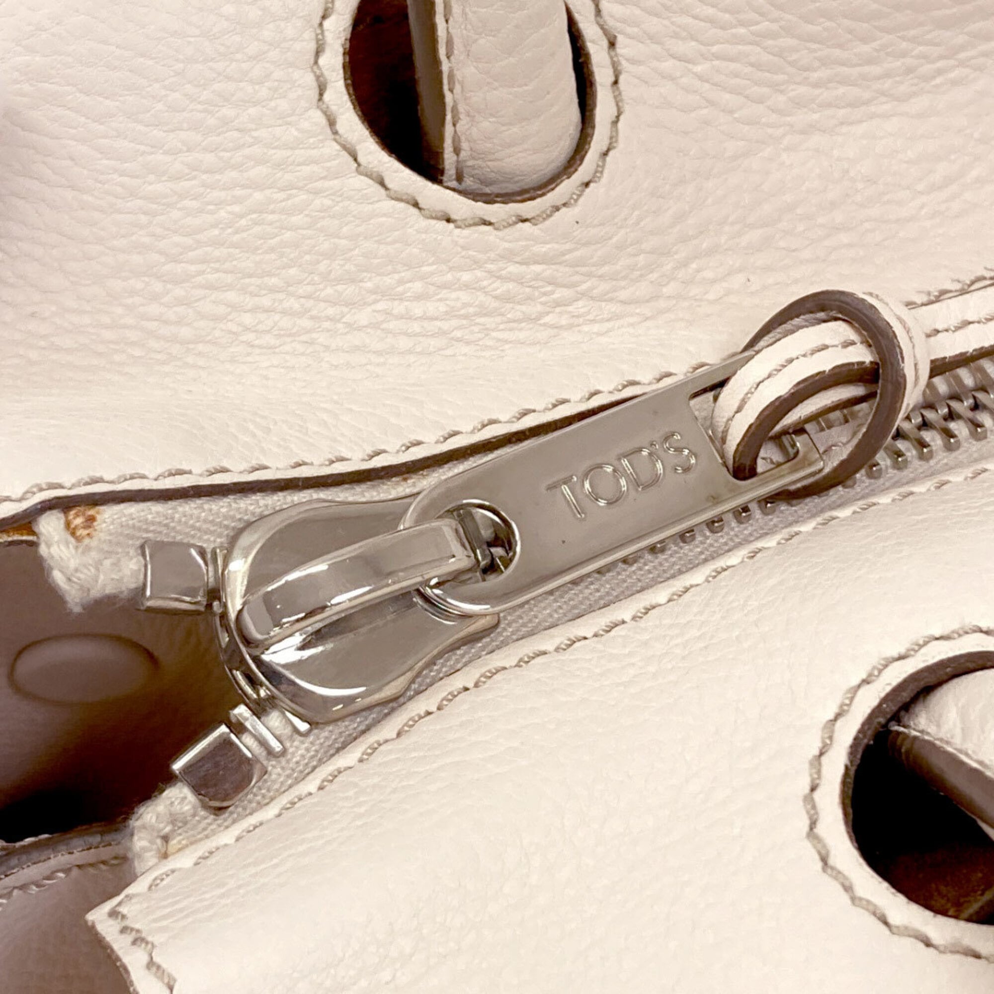 Tod's White Leather Tote Bag (Pre-Owned)