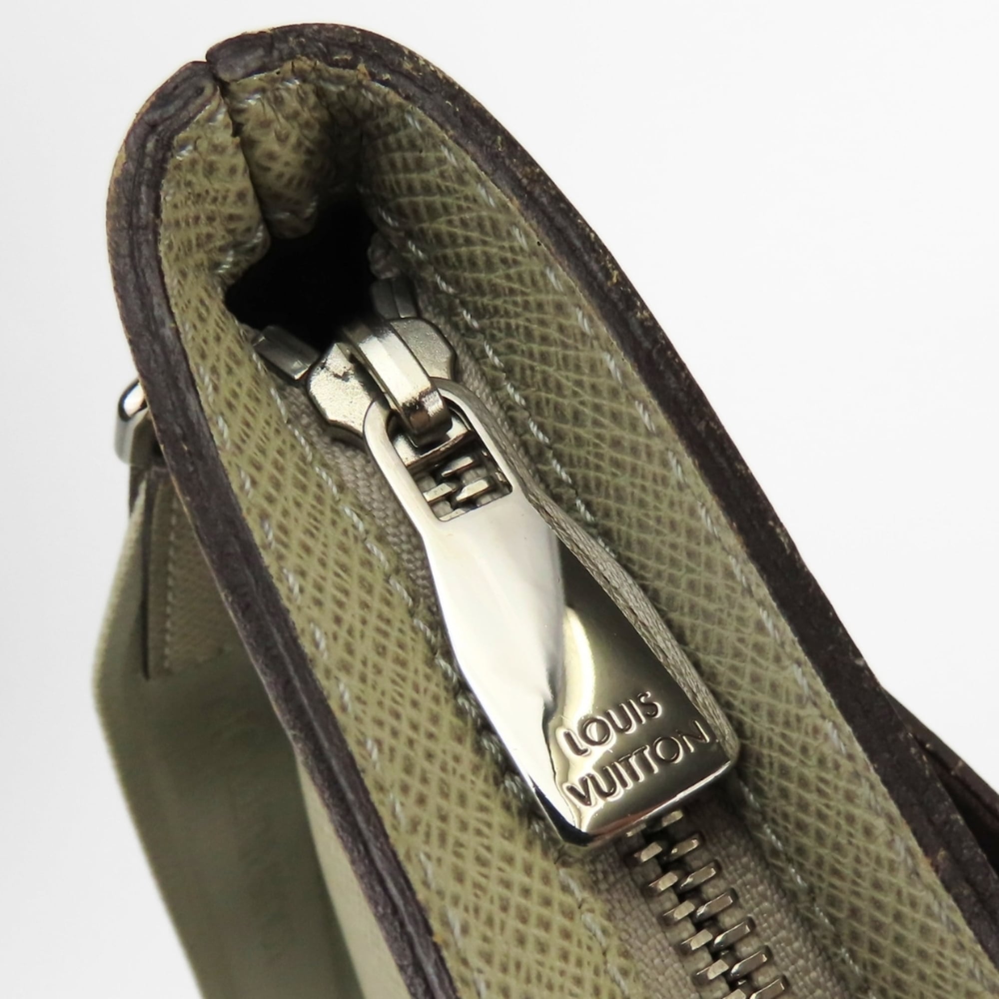 Louis Vuitton Grayish Polaire Taiga Leather Shoulder Bag (Pre-Owned)