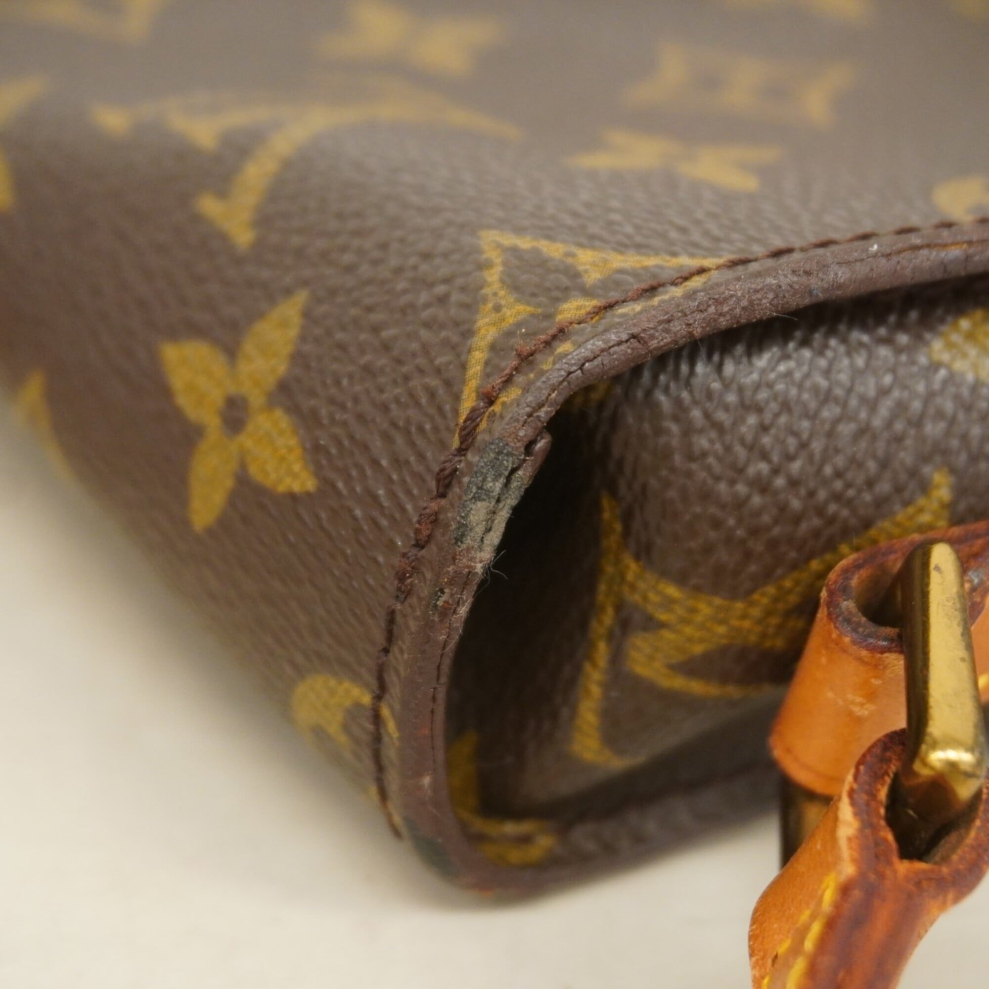 Louis Vuitton Brown Shoulder Bag (Pre-Owned)