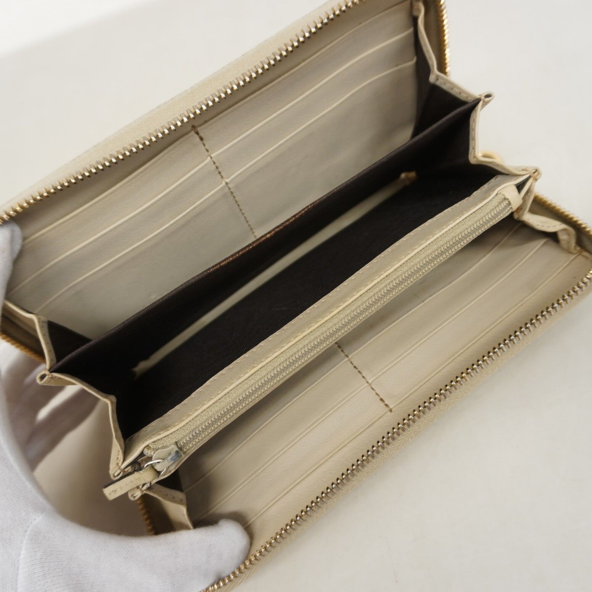 Gucci Beige Leather Long Wallet (Bi-Fold) (Pre-Owned)