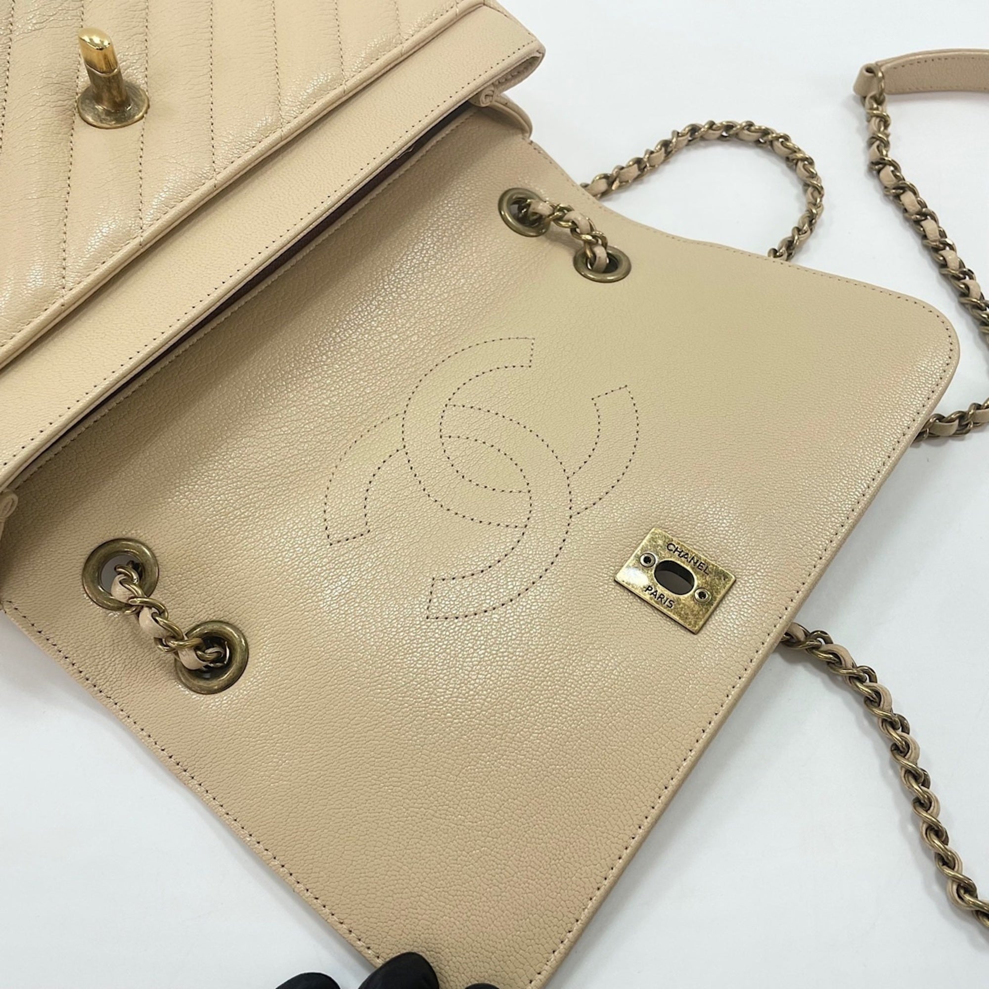 Chanel Beige Shoulder Bag (Pre-Owned)