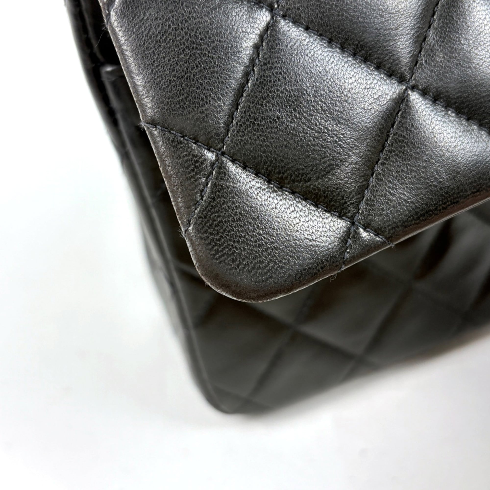 Chanel Matelasse Black Leather Shoulder Bag (Pre-Owned)