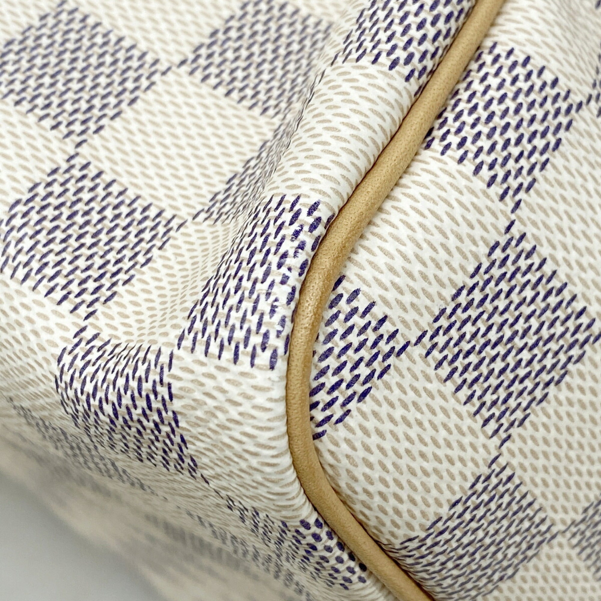 Louis Vuitton White Handbag (Pre-Owned)