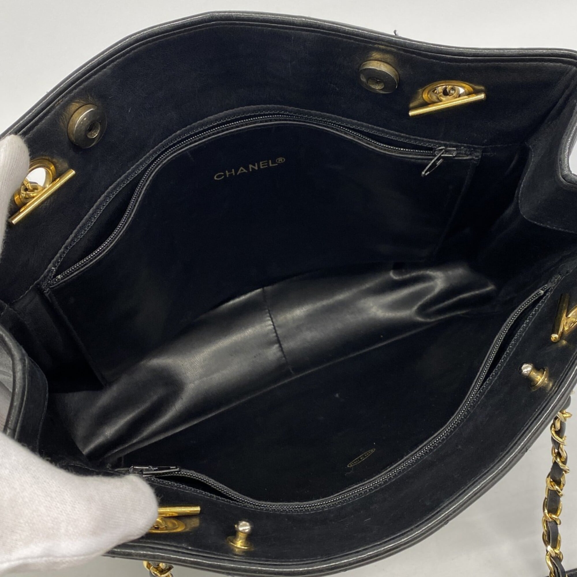 Chanel Black Leather Shoulder Bag (Pre-Owned)