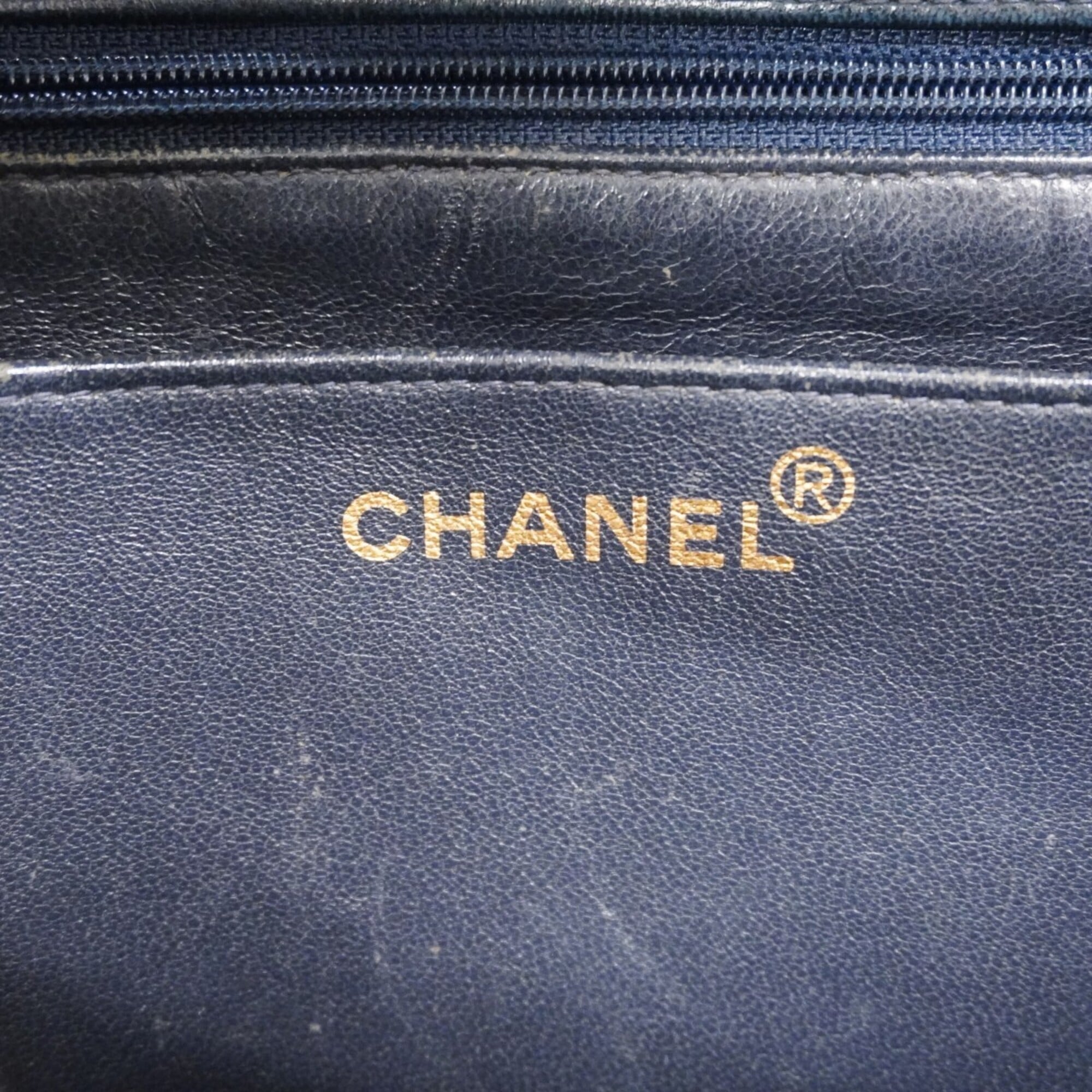 Chanel Black Leather Handbag (Pre-Owned)