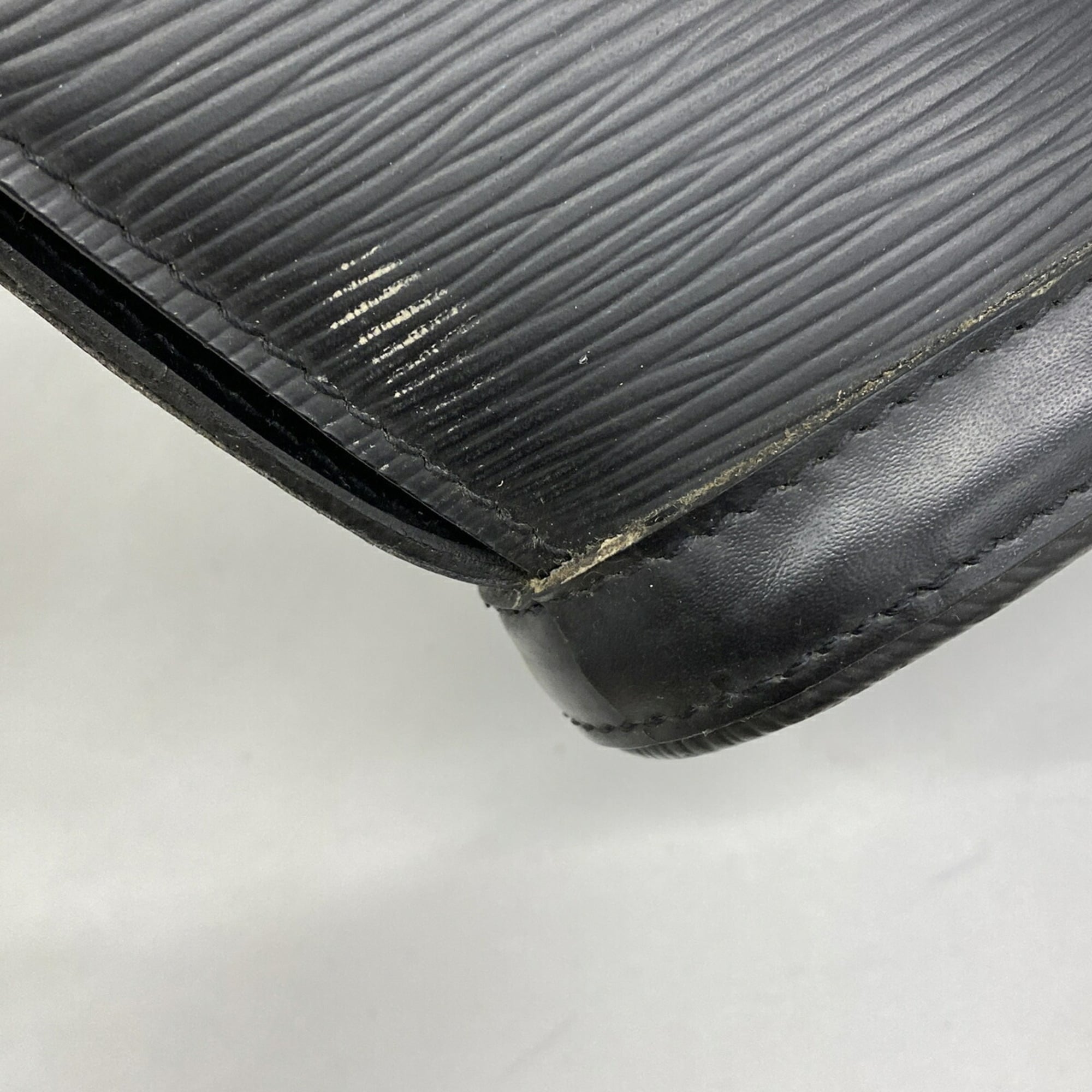 Louis Vuitton Noir Shoulder Bag (Pre-Owned)