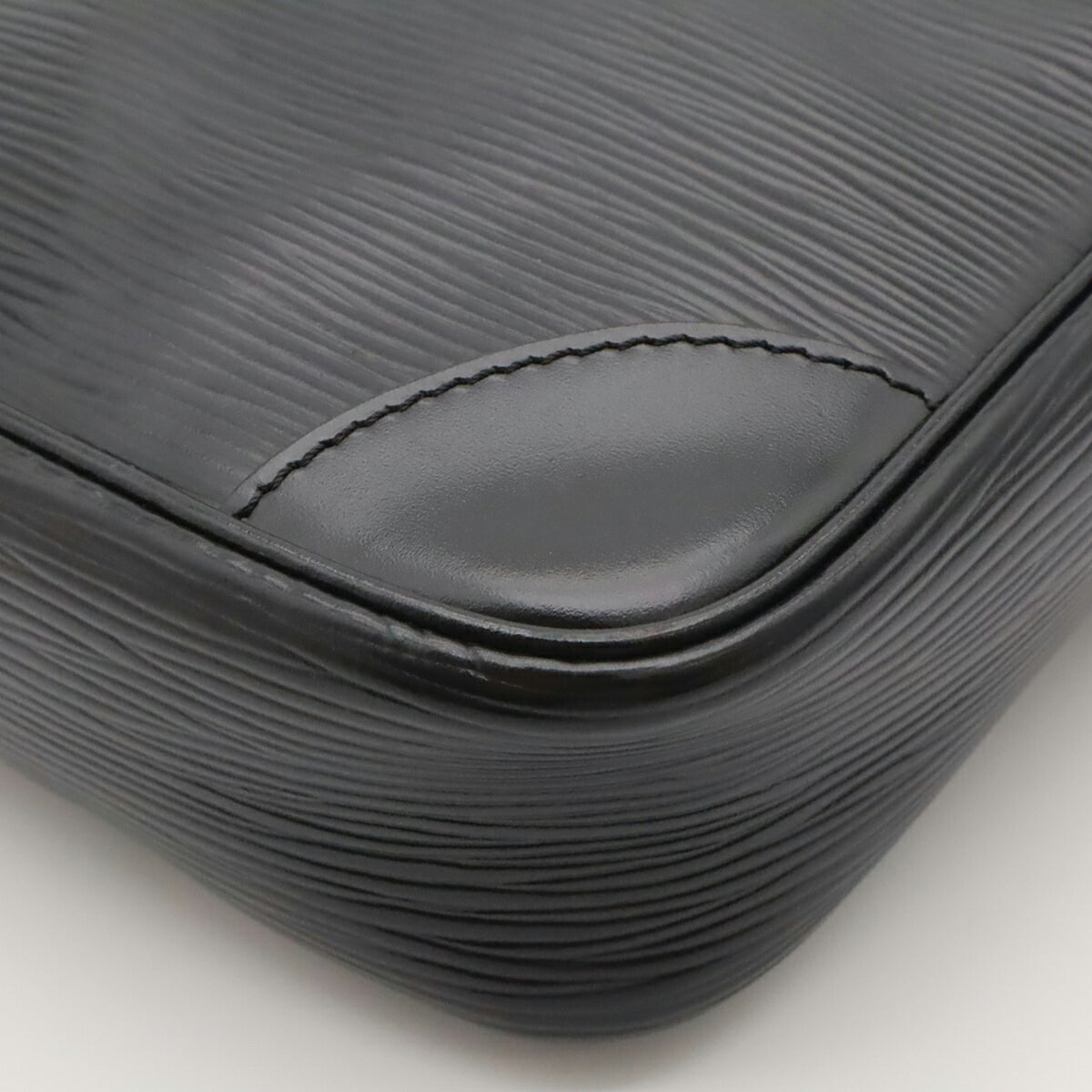 Louis Vuitton Black Noir Epi Leather Pochette Shoulder Bag (Pre-Owned)