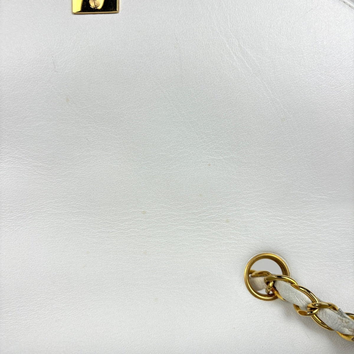 Chanel White Leather Shoulder Bag (Pre-Owned)