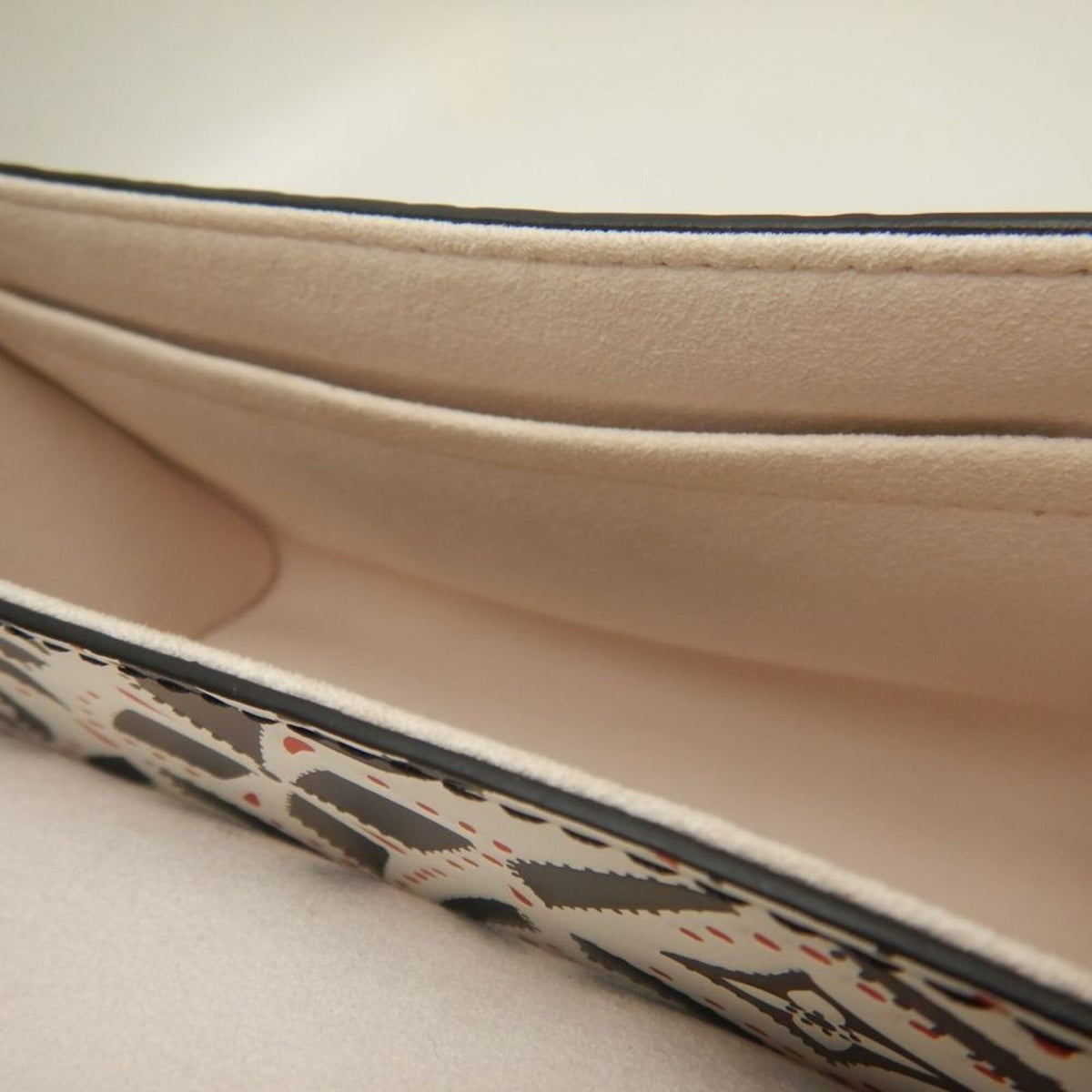Louis Vuitton Black White Leather Shoulder Bag (Pre-Owned)