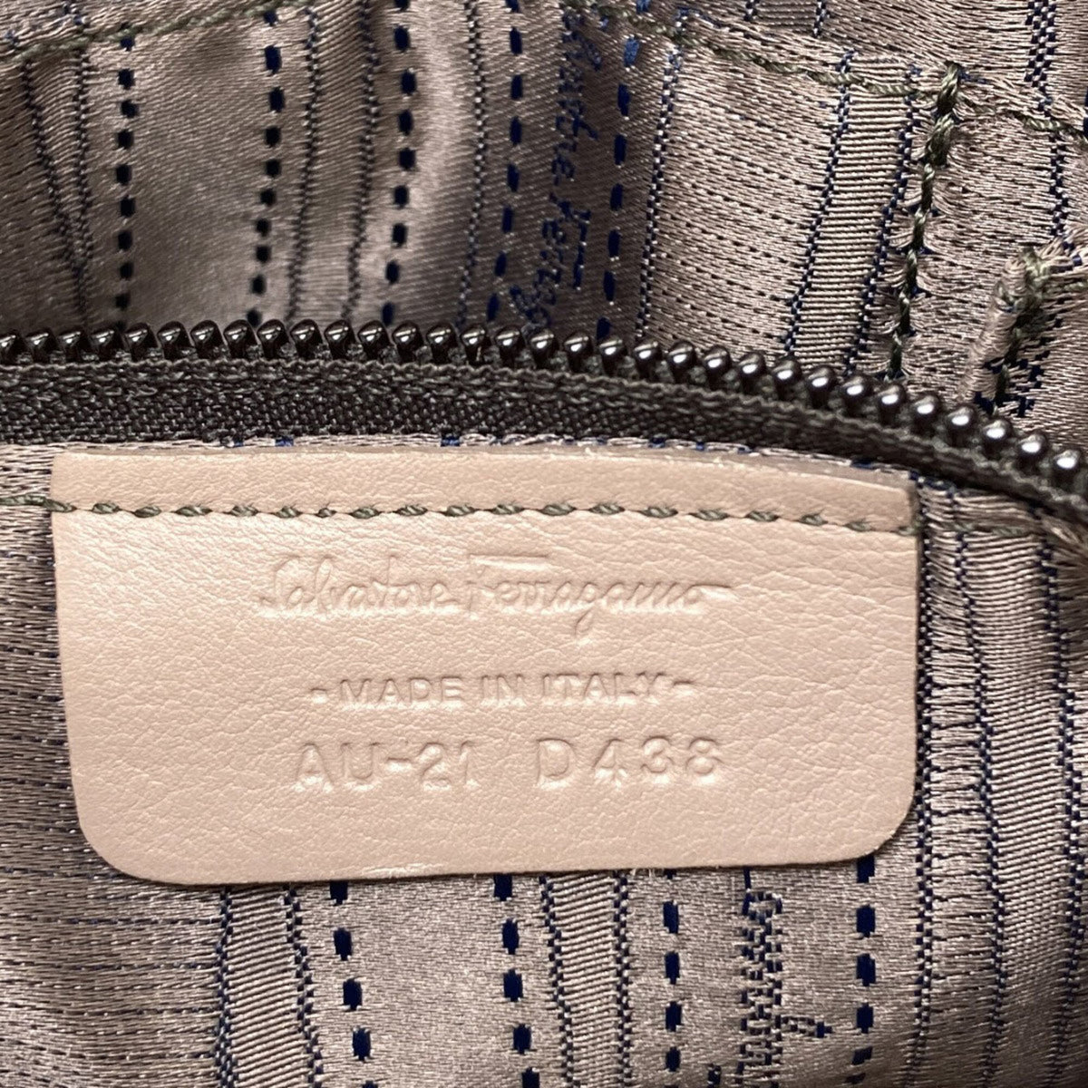 Salvatore Ferragamo Gray Leather Handbag (Pre-Owned)