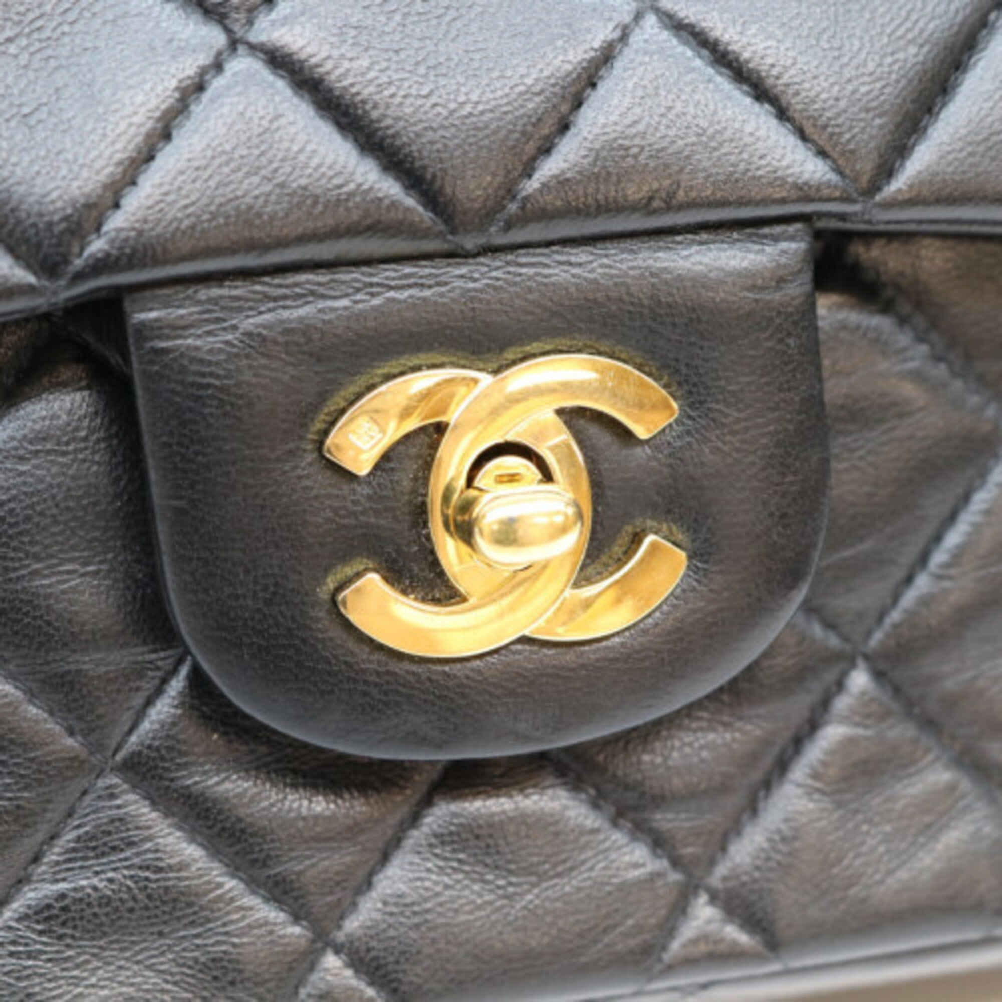 Chanel Black Leather Shoulder Bag (Pre-Owned)