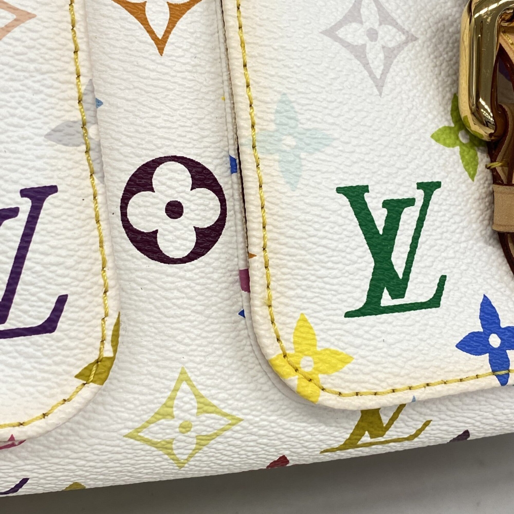 Louis Vuitton White Shoulder Bag (Pre-Owned)