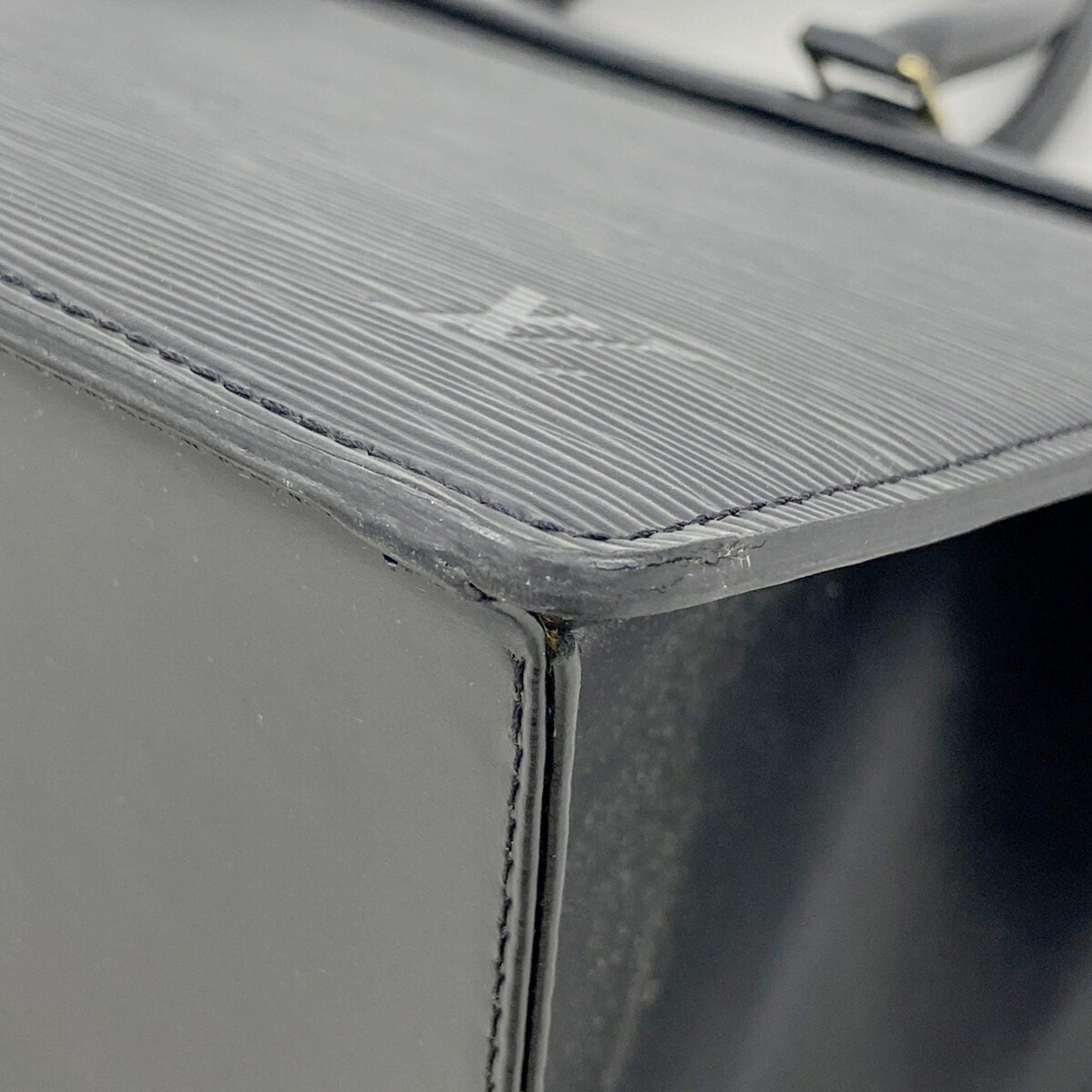 Louis Vuitton Noir Handbag (Pre-Owned)
