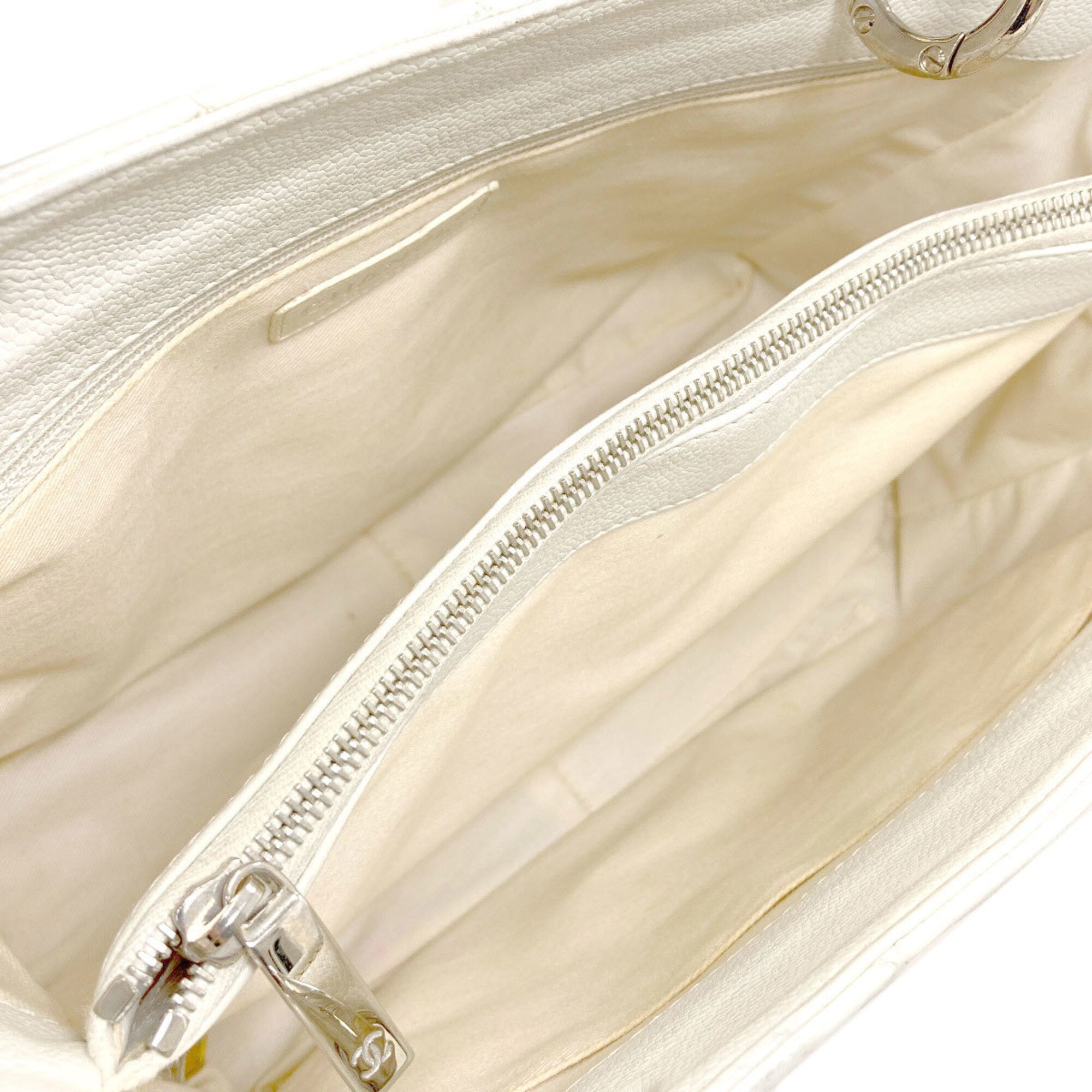 Chanel Matelasse White Tote Bag (Pre-Owned)