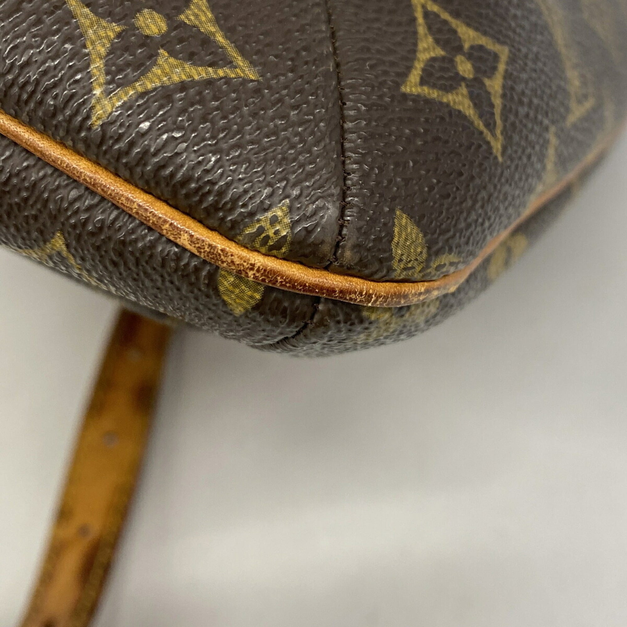 Louis Vuitton Brown Shoulder Bag (Pre-Owned)