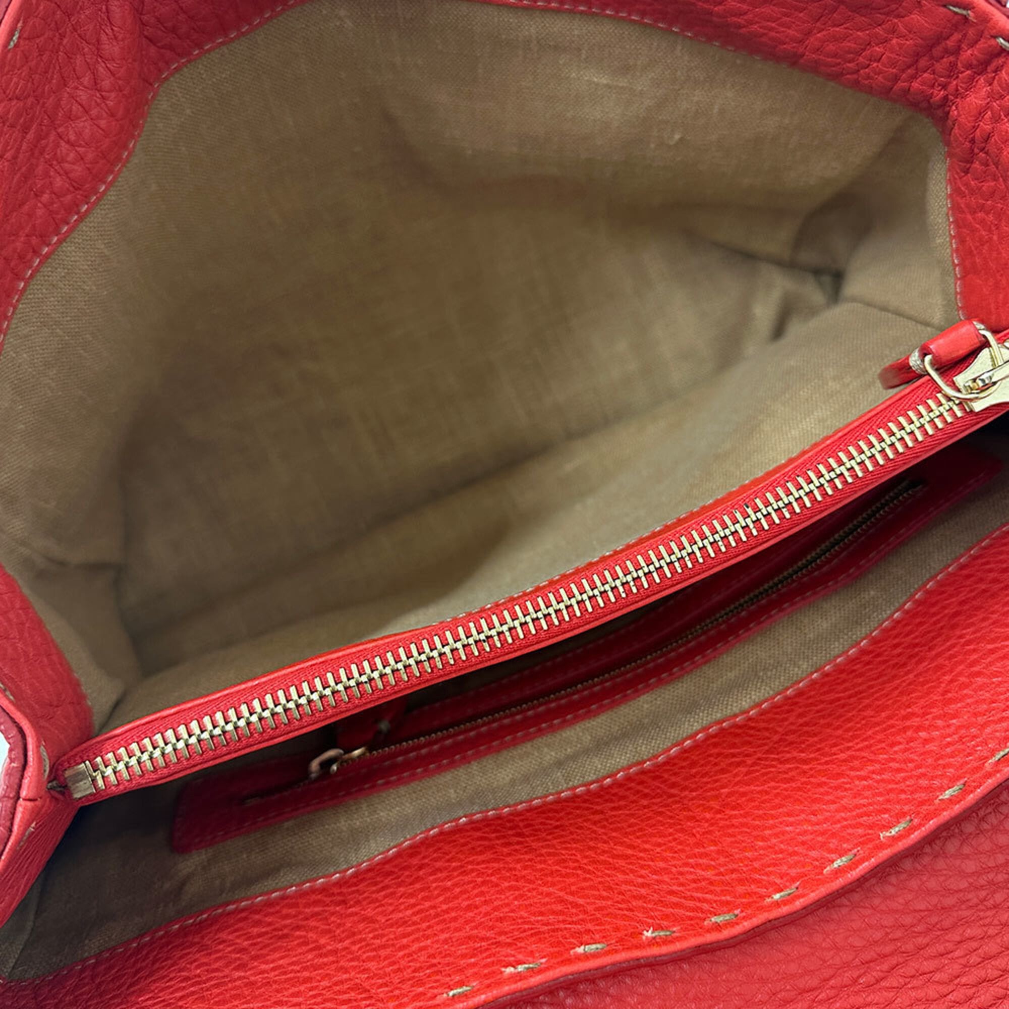 Fendi Red Color Leather Handbag (Pre-Owned)