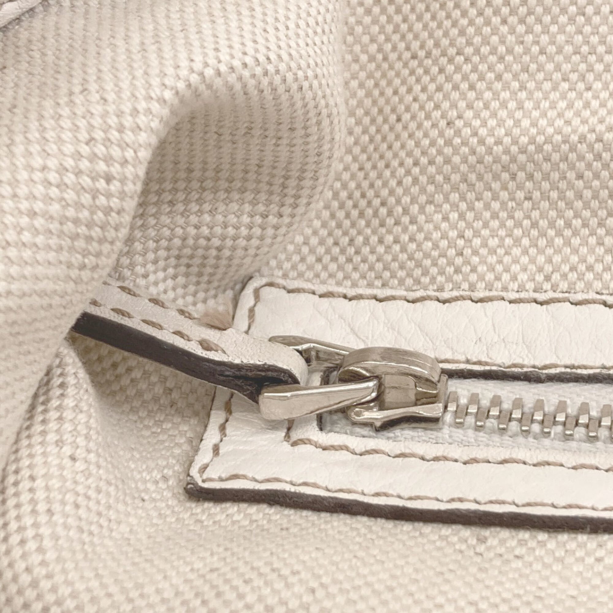 Gucci White Canvas Tote Bag (Pre-Owned)
