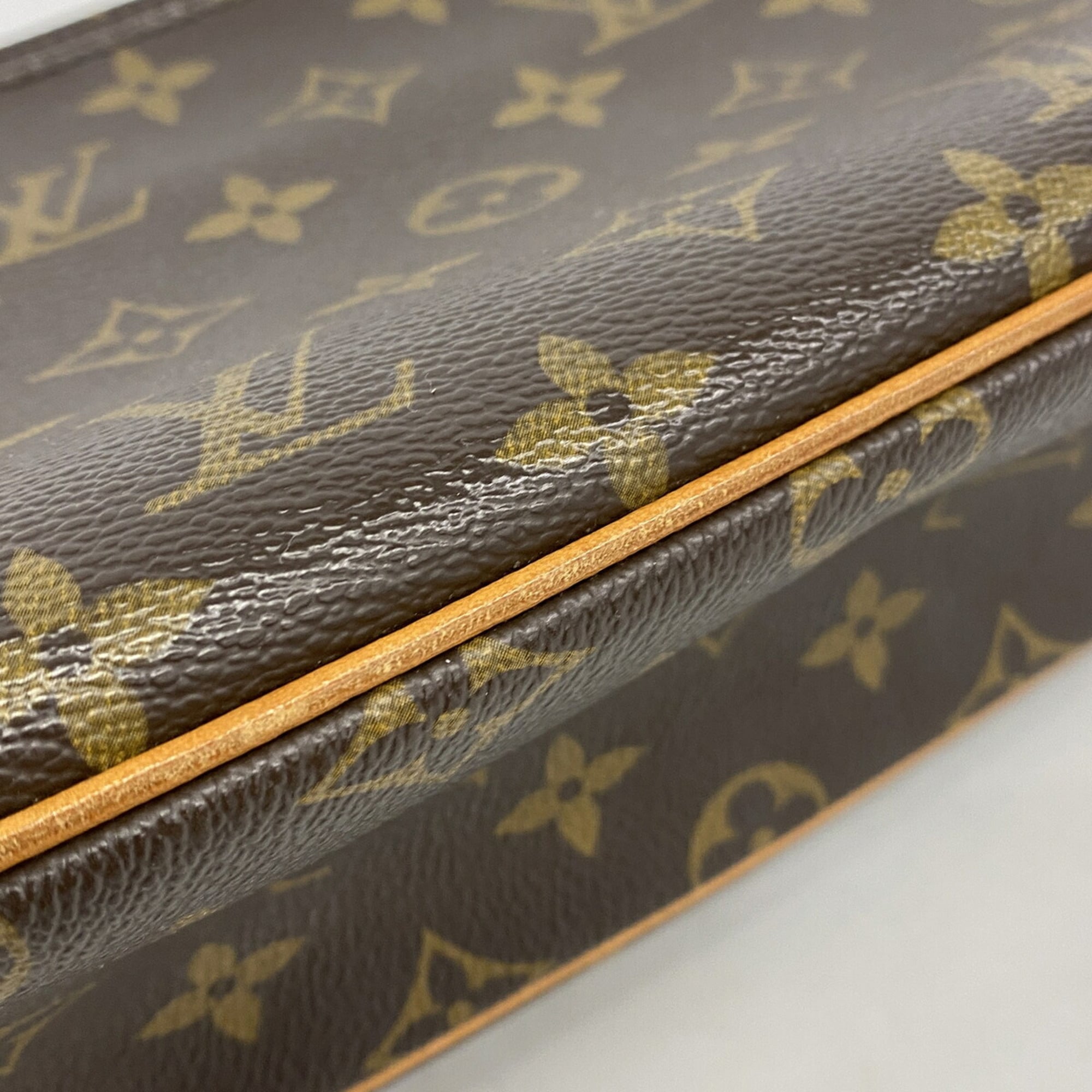 Louis Vuitton Brown Shoulder Bag (Pre-Owned)