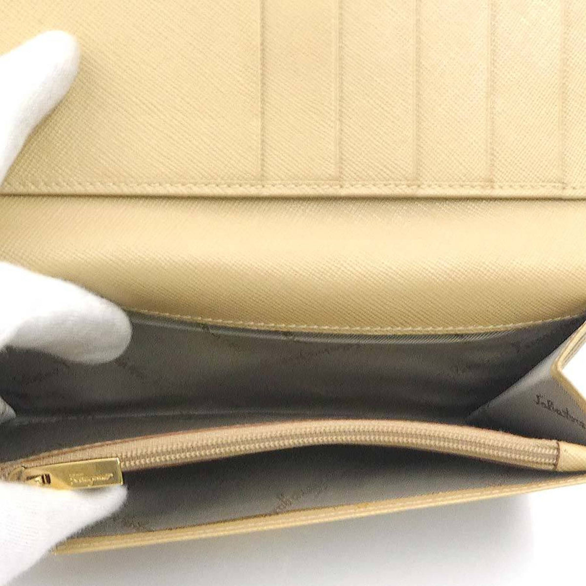 Salvatore Ferragamo Beige Leather Long Wallet (Bi-Fold) (Pre-Owned)
