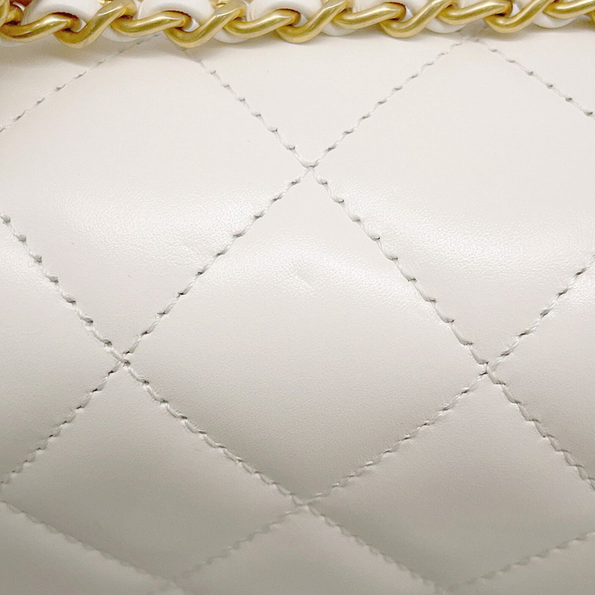 Chanel Matelasse White Leather Handbag Shoulder Bag (Pre-Owned)