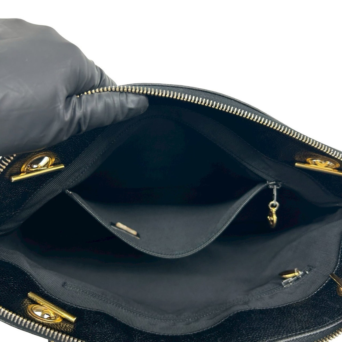 Chanel Black Grained Calfskin Shoulder Bag (Pre-Owned)