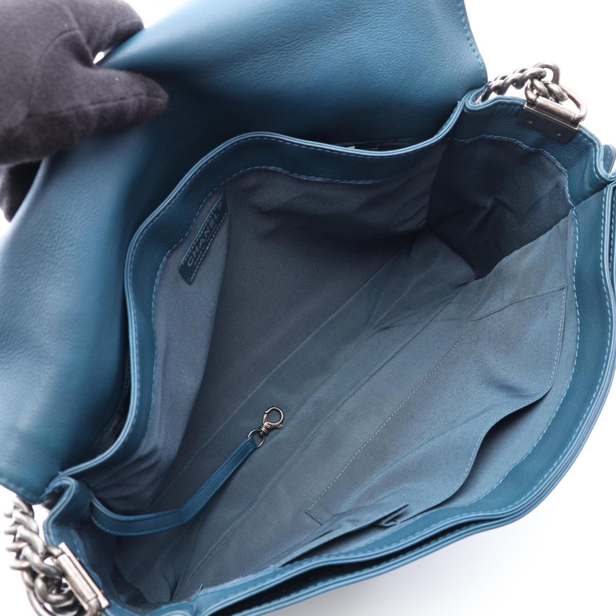 Chanel Green Leather Handbag Shoulder Bag (Pre-Owned)