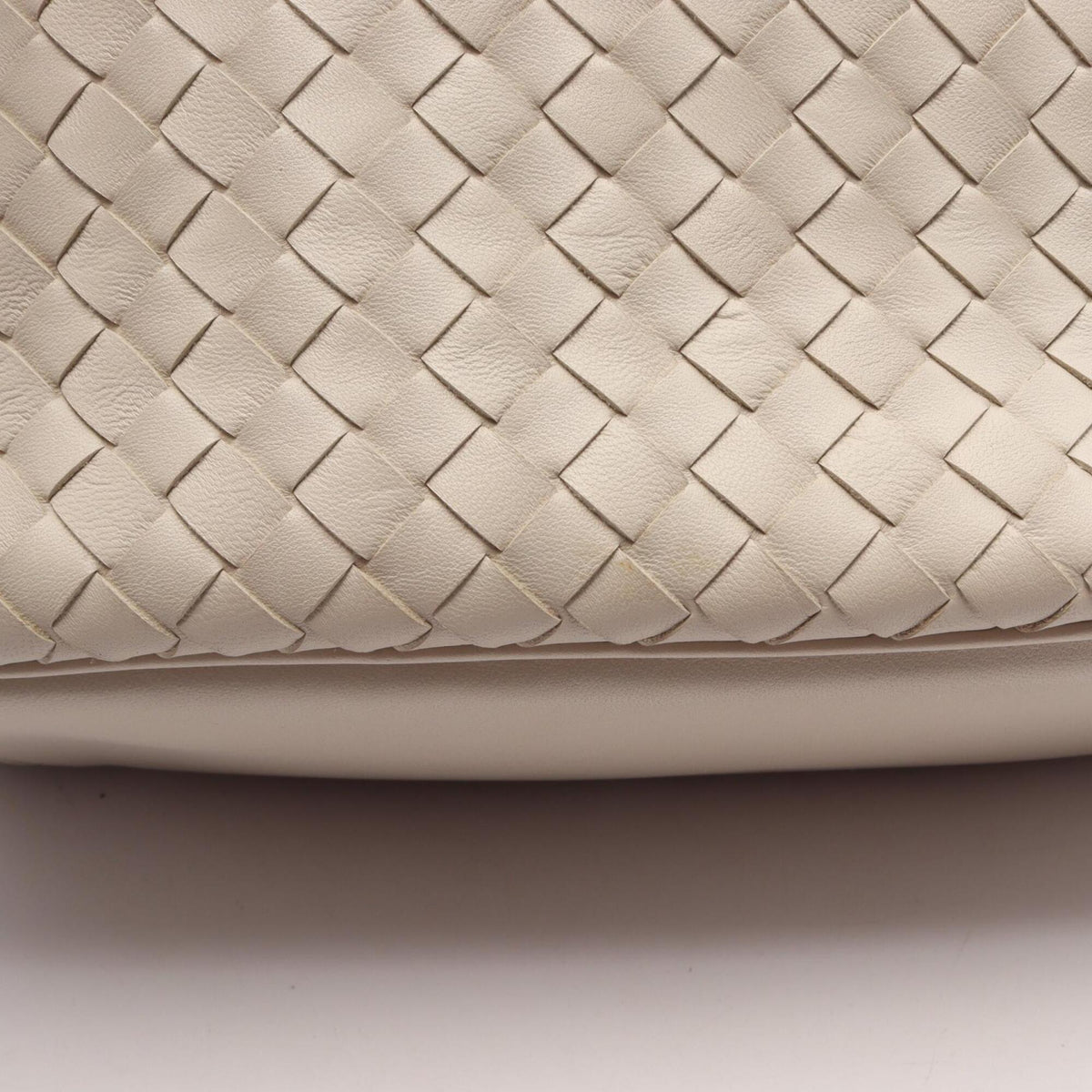 Bottega Veneta White Leather Handbag (Pre-Owned)