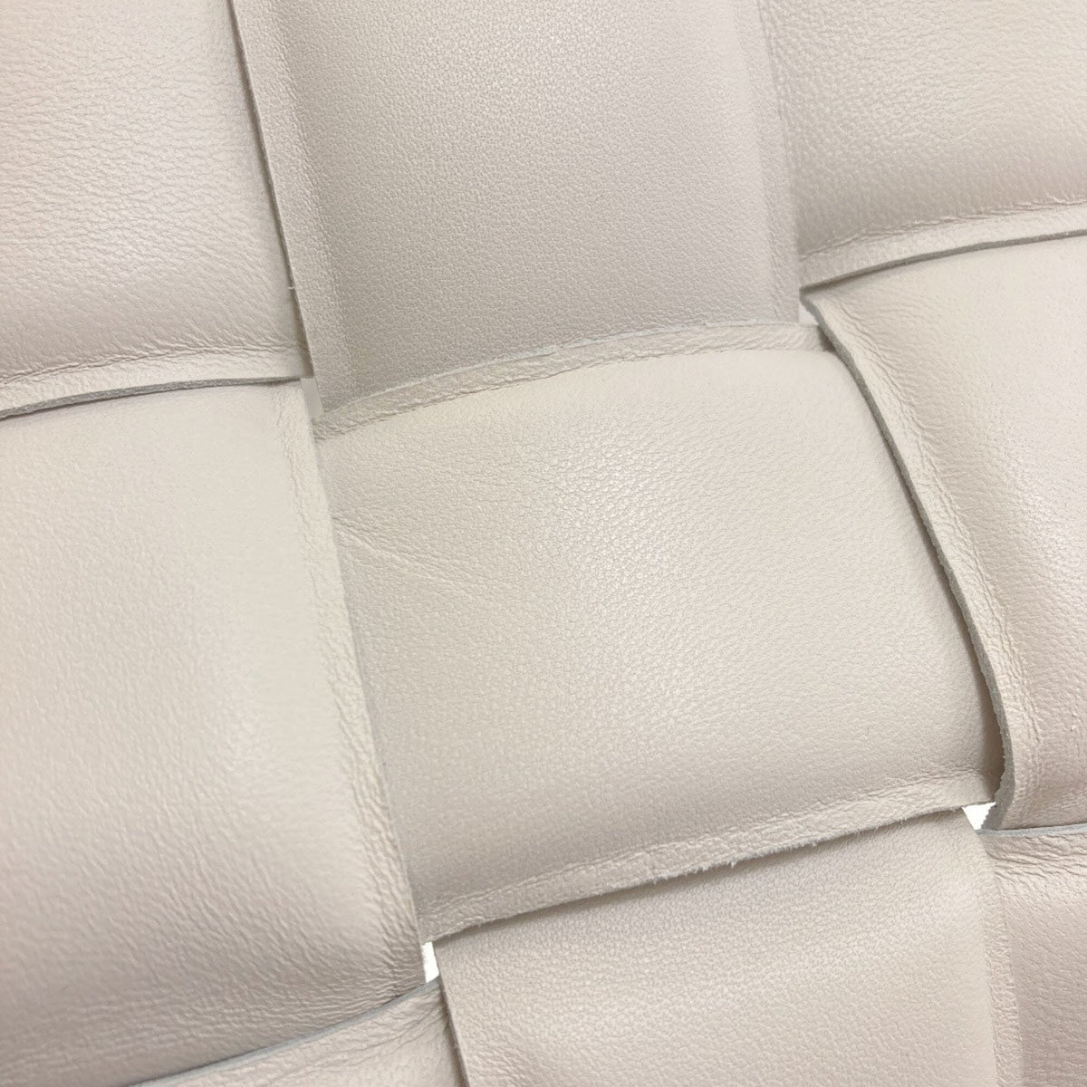 Bottega Veneta White Leather Shoulder Bag (Pre-Owned)