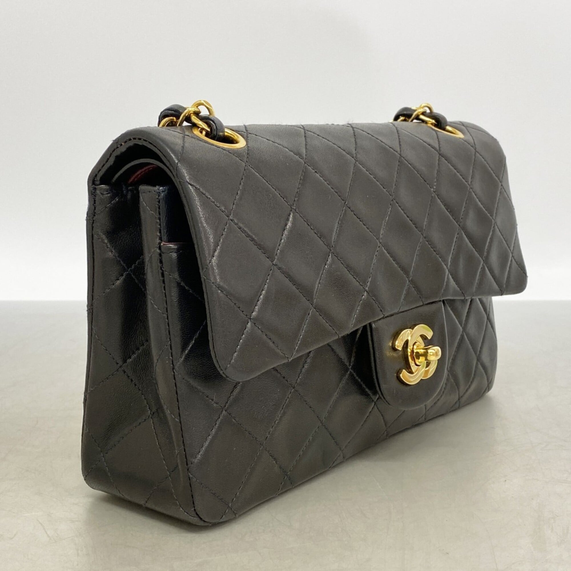 Chanel Black Leather Shoulder Bag (Pre-Owned)