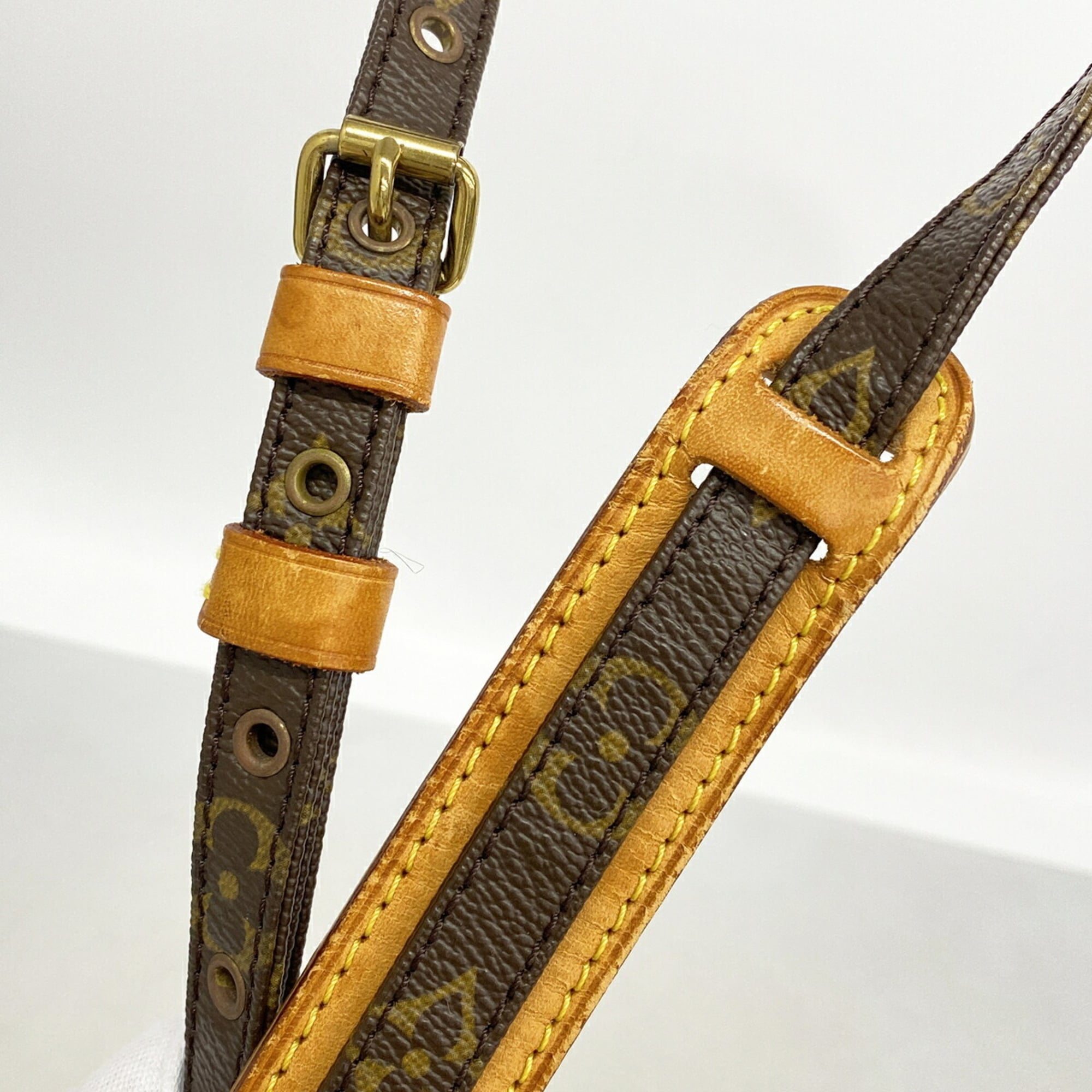 Louis Vuitton Brown Shoulder Bag (Pre-Owned)