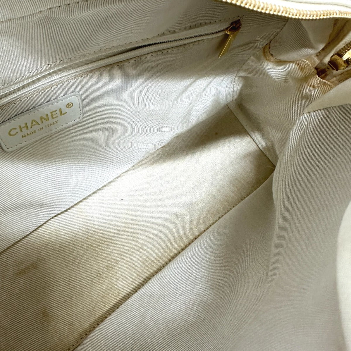 Chanel White Leather Handbag (Pre-Owned)