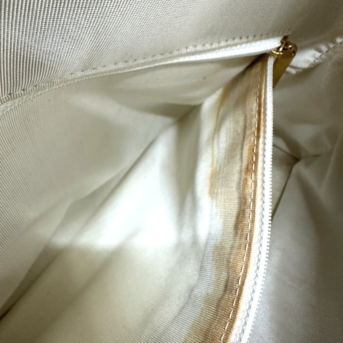 Chanel White Leather Handbag (Pre-Owned)