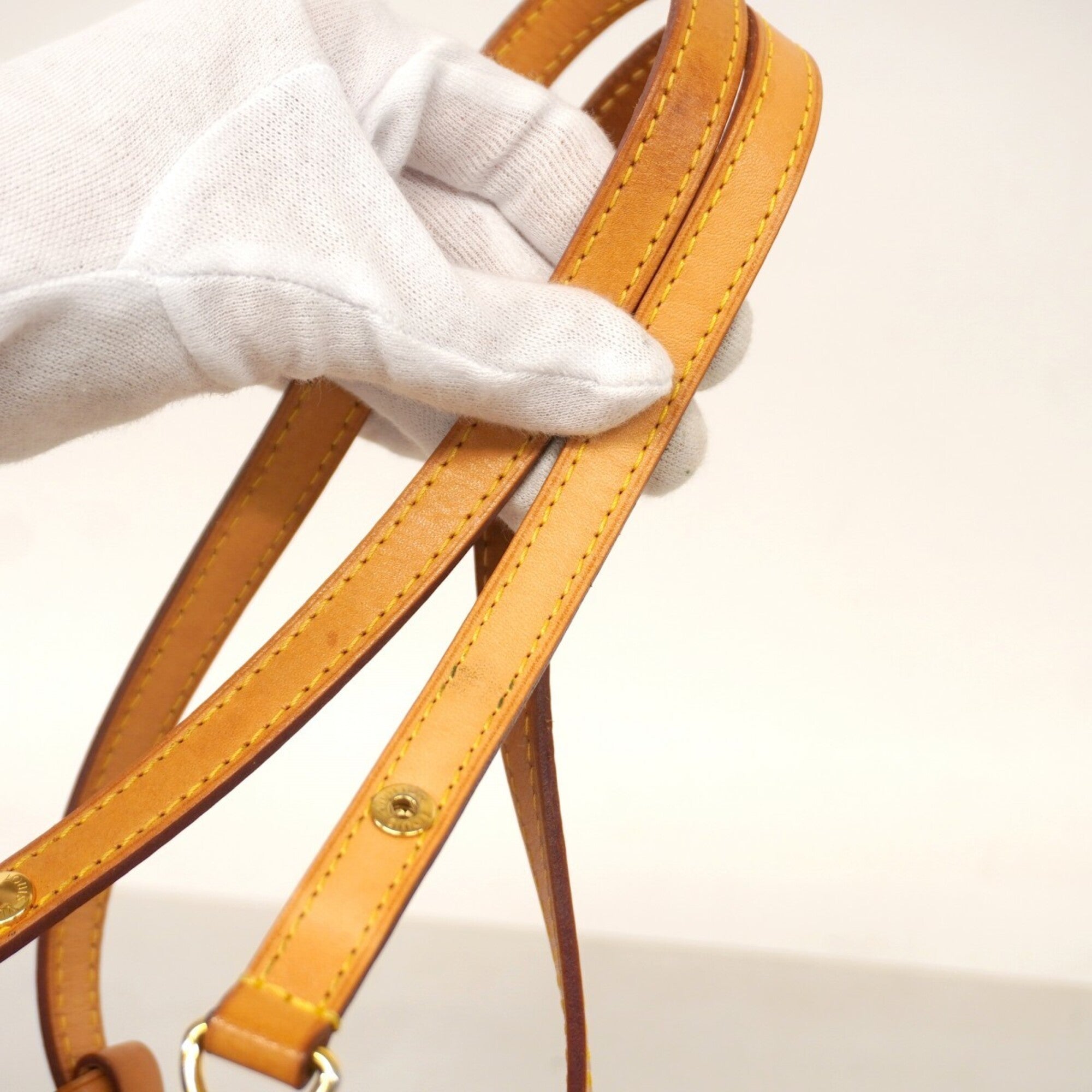 Louis Vuitton White Shoulder Bag (Pre-Owned)