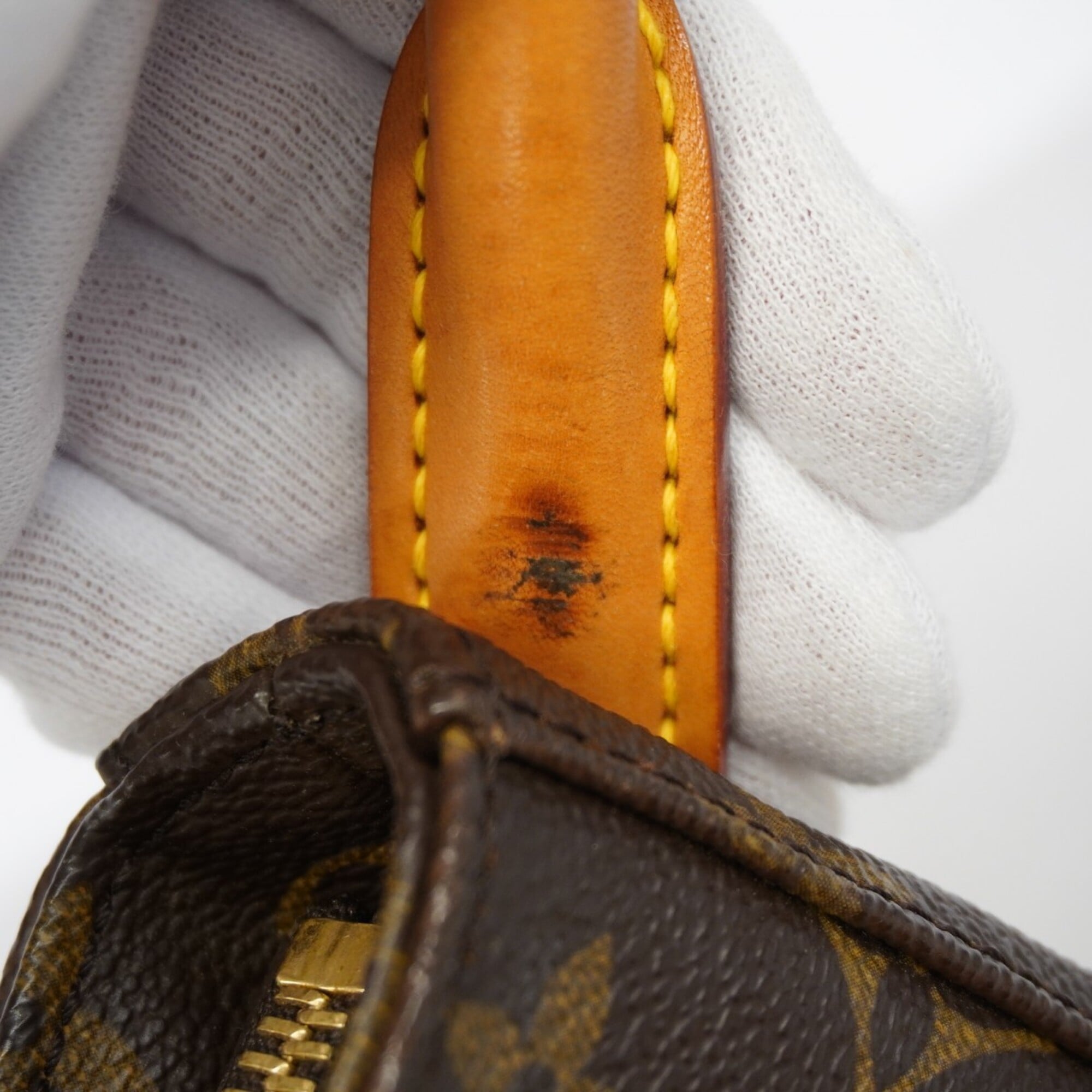 Louis Vuitton Brown Shoulder Bag (Pre-Owned)