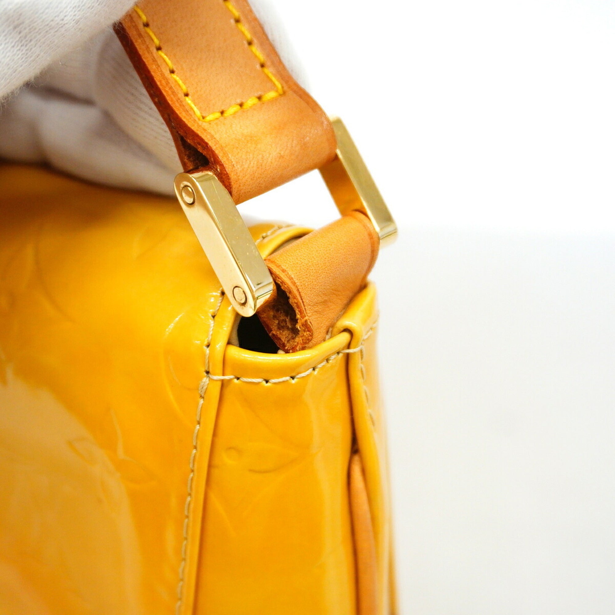 Louis Vuitton Beige Shoulder Bag (Pre-Owned)