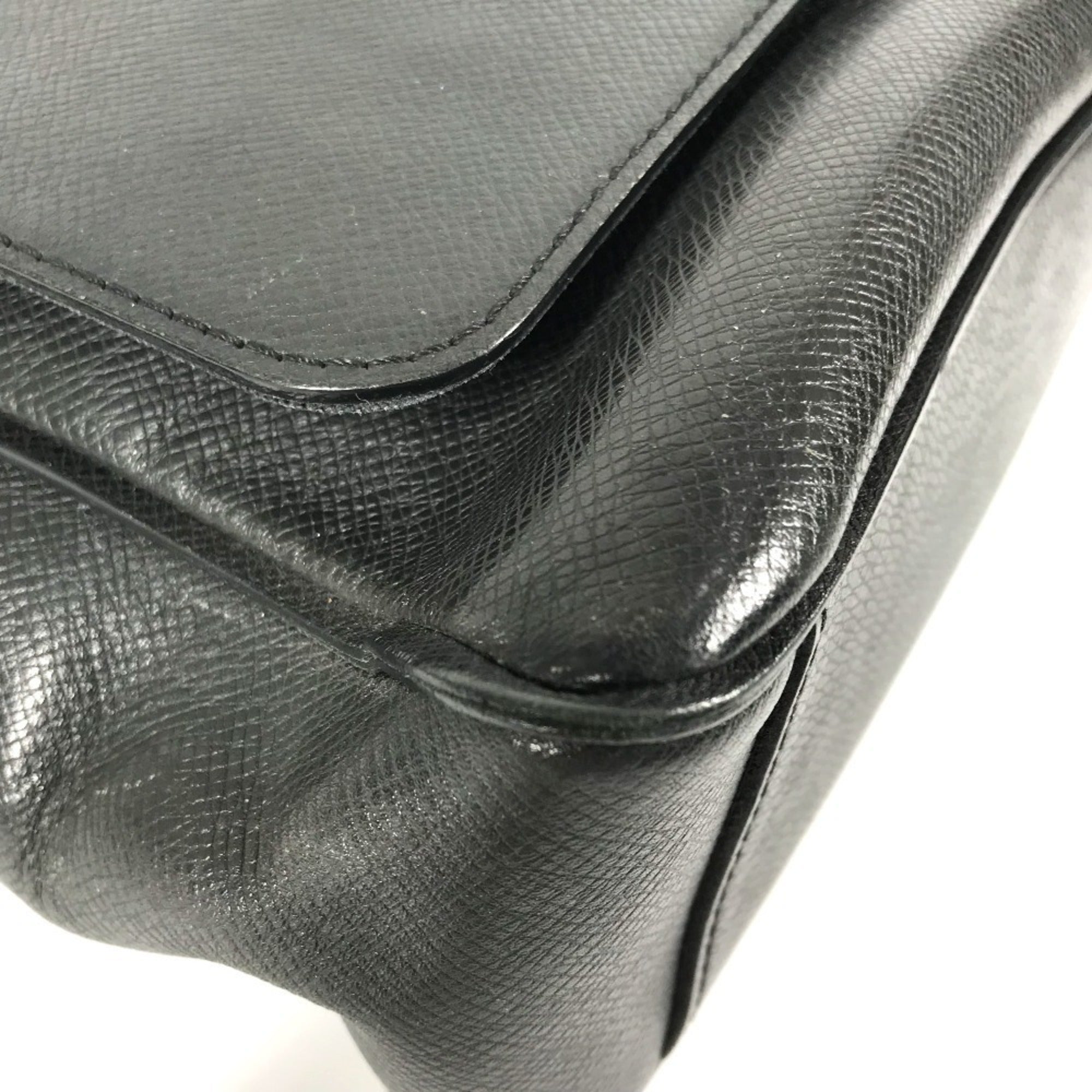 Louis Vuitton Ardoise Black Taiga Leather Leather Messenger Bag Shoulder Bag (Pre-Owned)