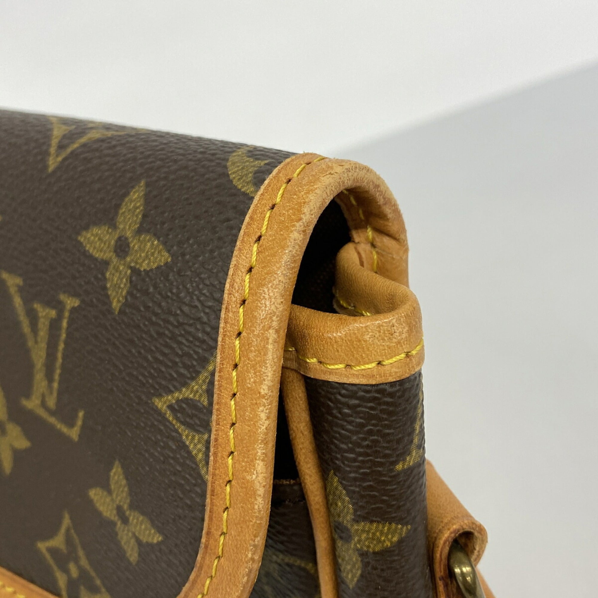 Louis Vuitton Brown Shoulder Bag (Pre-Owned)